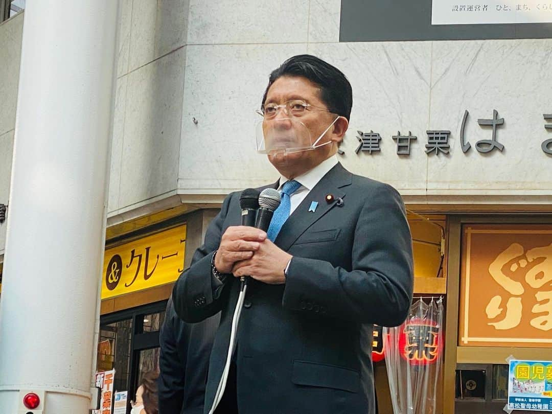 平井卓也さんのインスタグラム写真 - (平井卓也Instagram)「丸亀町商店街ドーム広場で、大臣就任後初となる街頭演説を行いました。年末にも関わらず、多くの皆さんにご参加いただき感謝申し上げます。また、ネットのライブ配信でご覧頂いた方にもお礼申し上げます。また、YouTubeライブの配信が上手く行かなかったようで申し訳ありません。後程、編集したものをアップしたいと思います。夕刻、急きょコロナ対策会議がセットされたので、午後の便で上京することになりました。今日の予定が大幅に変更なりますが、お許しください。#平井卓也 #デジタル庁 #街頭演説　#ネット中継」12月28日 13時05分 - hiratakuchan0125