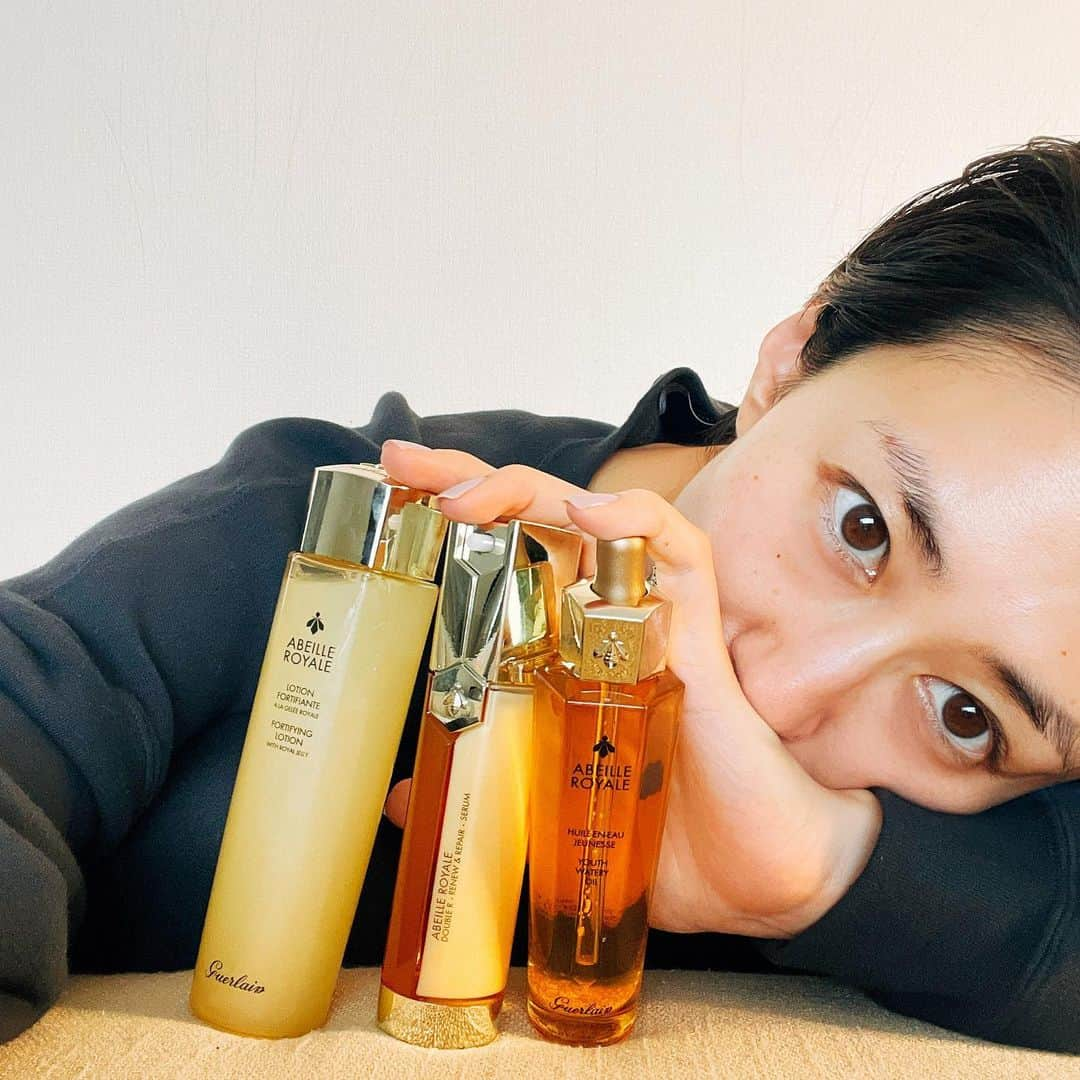 神山まりあさんのインスタグラム写真 - (神山まりあInstagram)「ゲラン @guerlain のキスキステンダーマットリップ💋 ホイップバターみたいなテクスチャーで滑らかに塗れるのに、マットな色付き✨ 乾きにくいのにマットってどういうこと😍新しいタイプのリップに出会えてウキウキ❤️  そして肌ケアは蜂蜜とロイヤルゼリーを含んだアベイユロイヤルシリーズ🐝 この3種類(フォーティファイング ローション、ウォータリーオイル、ダブルR セロム)を使うことで肌にハリがでるのに驚き🐝🐝使った次の日の化粧のりが最高なのー！  ゲランで肌にご褒美をあげて、2020を締め括るのでした❤️  キスキステンダーマットは2021年1月新発売、ECでは12/23先行発売だそうです💋  #ゲラン  #アベイユロイヤル  #キスキス  #キスキステンダーマット  #pr」12月28日 12時57分 - mariakamiyama