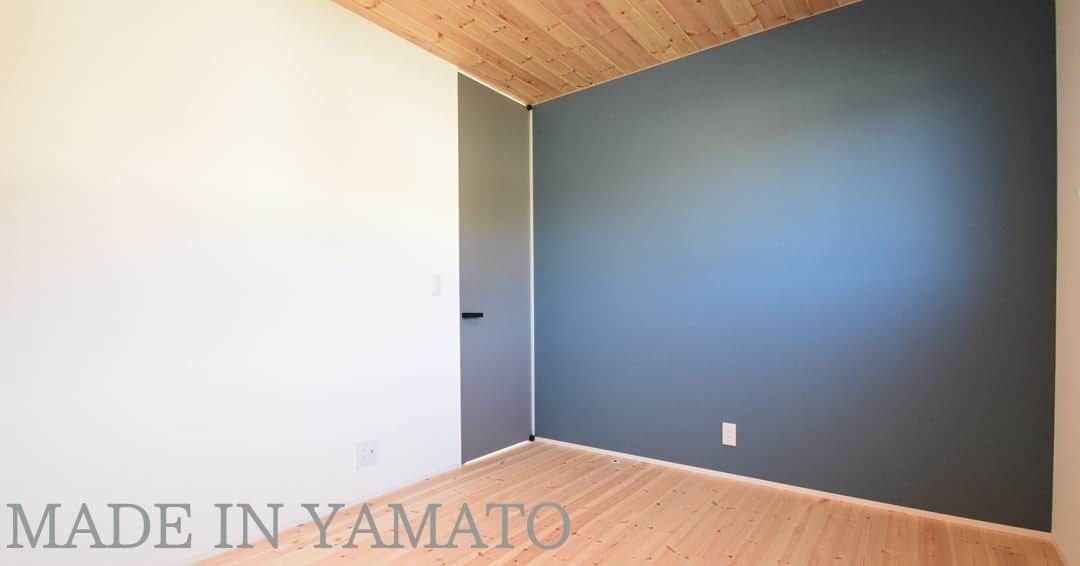 YAMATOの家さんのインスタグラム写真 - (YAMATOの家Instagram)「#アクセントクロス を貼った子供室♪ 床と天井には、 #無垢材 の#パイン を貼って 木に包まれた空間に。 パインは柔らかいため、足にも優しいです。 . MADE IN YAMATO . . #yamatoの家 #快適な暮らし #設計 #自宅 #御殿場 #小山町 #裾野 #設計事務所 #マイホーム #注文住宅 #デザイン #新築 #家 #インテリア #住宅 #設計士 #設計士とつくる家 #建築士 #建築士とつくる家 #web内覧会」12月28日 13時00分 - yamato_house