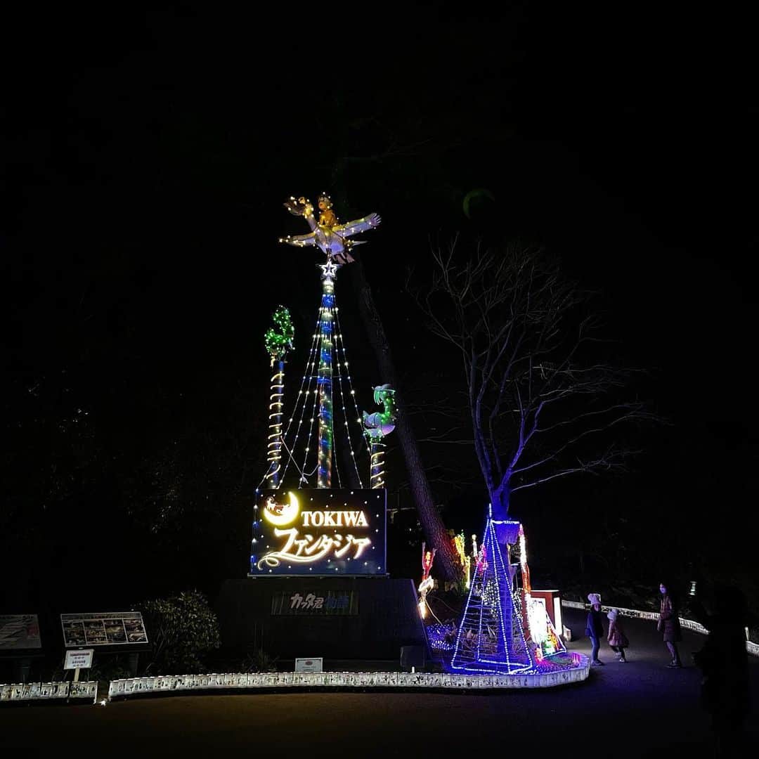 林信行さんのインスタグラム写真 - (林信行Instagram)「夜の遊園地が、メディアアートの美術館に！ 真っ暗な空の下、夜の遊園地で大人と子供が一緒に踊っている様子がなんとも素敵でした。  TOKIWAファンタジア2020 ~2021.01.31 ときわ遊園地（山口県宇部市則貞3-4-1）  来年、山口県の７つの市町（山口市、宇部市、萩市、防府市、美祢市、山陽小野田市、島根県津和野町）で開催される山口ゆめ回廊博覧会は、これらの市町を芸術、祈り、時、産業、大地、知、食の７つの回廊でつなぐイベント。 先日、そのプレイベントで福岡から日本に１台しかないプレミアムなバスで巡ったことは既に投稿したが、このプレイベントの目玉とも言える展示が、ツアー時には始まっていなかった。 大好きなアーティストのクワクボリョウタさんも出品するということもあって、なんとかいけないかと画策していたところ「大分から高松に移動する途中で寄ればいい！」というバカなことを思いついてしまった。  大分から高松への移動時間は２〜３時間。それに対して大分から山口の宇部までは３時間ほど、受けから高松までも３時間ほど。スケジュールの都合で、たった30分しか寄れないことが判明するが、せっかくだからそれでも行こうと駆け足で見に行った。 レンタカーでもしないと行けなそうなTOKIWA遊園地。ローカル電車とローカルバスを乗り継いだり30分の道のりを歩いたり。 でも、真っ暗な無人駅の向こう側に灯台の灯りが見えたりと、なかなか楽しい旅路となった。 （詳細はこちらを参照 https://twilog.org/nobi/date-201212 ）  遊園地に入るや、自分の影の跡を猿たちの影が追いかけてくる。隣接する動物園のサルたちが脱走し夜の遊園地にくりだしたことを感じさせる作品はplaplax『The Great EscApe』。子供たちが楽しそうに影と追いかけっこをしていた。  遊園地の目玉の観覧車には大きな顔が映し出され、目の前の呪われた城となんだか会話をしている。髙橋匡太『たてもののおしばい 観覧車と呪われた城』と『カオハメ・ザ・ワールド in ときわ遊園地』という作品だ。  大好きなクワクボリョウタさんの作品は、キャプションが見つけられず最初、どれだかわからなかったが、隅っこの静かなエリアで美しい光を放っていてきれいで既に何度も映像を撮っていた作品だったことが後からわかった。 遊園地のある宇部市（山口空港の近く）で発明されたという「南蛮車」の動きを光の流れで再現した「残像」という作品だ。南蛮車とは、樽に手押しのハンドルがついたようなもので、ここに紐を巻き付けて炭鉱の穴の底などから重いものを引き上げるのに使われていた道具のようだ。  そして帰りがけに見かけて、あまりにも楽しそうだったので、一瞬、高松への移動を諦めて「宇部での一泊」という考えを頭によぎらせたのが光と音に包まれる、幻想的な体験、三谷 正の『UbeCube1.0』。大人も子供も一緒になって踊っている様子がなんともステキだった。  これを見つけた時、まるで人々が映画「未知との遭遇」のUFOを囲んでいるシーンを思い出してしまったのだが、まさにその通りを狙っていた作品がもう１つあったことに後から気がついたミラーボーラーさんの『Close Encounter 369』という作品。 残念ながら30分の訪問では見逃してしまったようだ。  この5作家による6作品をキュレーションしたのは、おなじみBEPPU PROJECTの山出淳也さん。  私は大分からフェリーで渡って向かうという、かなり特殊なルートを使ったので遠くなってしまったが、同じ宇部市にある山口空港なら案外近いかも知れない。 山口を訪れる人は、１日早く出発して、予定の前夜、この遊園地で童心に戻るのも悪くないかも知れない。  #山口ゆめ回廊博覧会 #TOKIWAファンタジア. #ときわ遊園地 #山出淳也」12月28日 13時05分 - nobihaya
