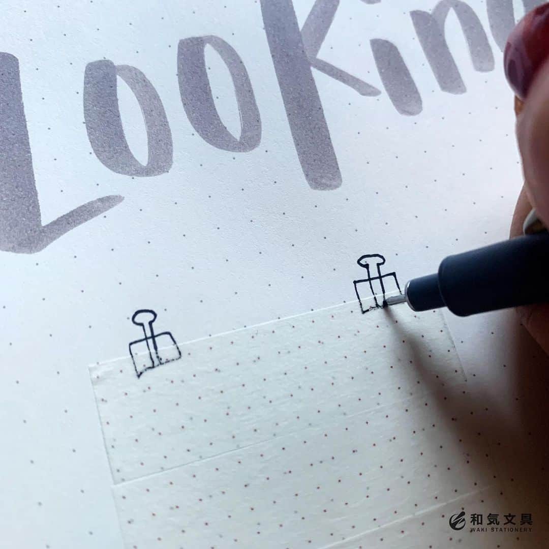 文房具の和気文具さんのインスタグラム写真 - (文房具の和気文具Instagram)「こんにちは！今回の投稿を担当するSatoko (satohom.39) です。 ・ もう2020年も年の瀬。 今回はKITTAで可愛く作る2020年の振り返りページをご紹介！ ・ 詳しくはウェブマガジンに掲載しています ↓プロフィール欄のURLよりどうぞ @wakibungu ・ #文具 #手帳 #文房具好き #文房具好きな人と繋がりたい #文房具屋 #文具店 #文具女子 #手帳デコ #手帳の使い方 #手帳の中身#手帳時間 #手帳タイム #手帳生活 #手帳好きさんと繋がりたい #notebooklover #stationeryholic #和気文具 #マスキングテープ #振り返り #DIY #KITTA」12月28日 13時01分 - wakibungu