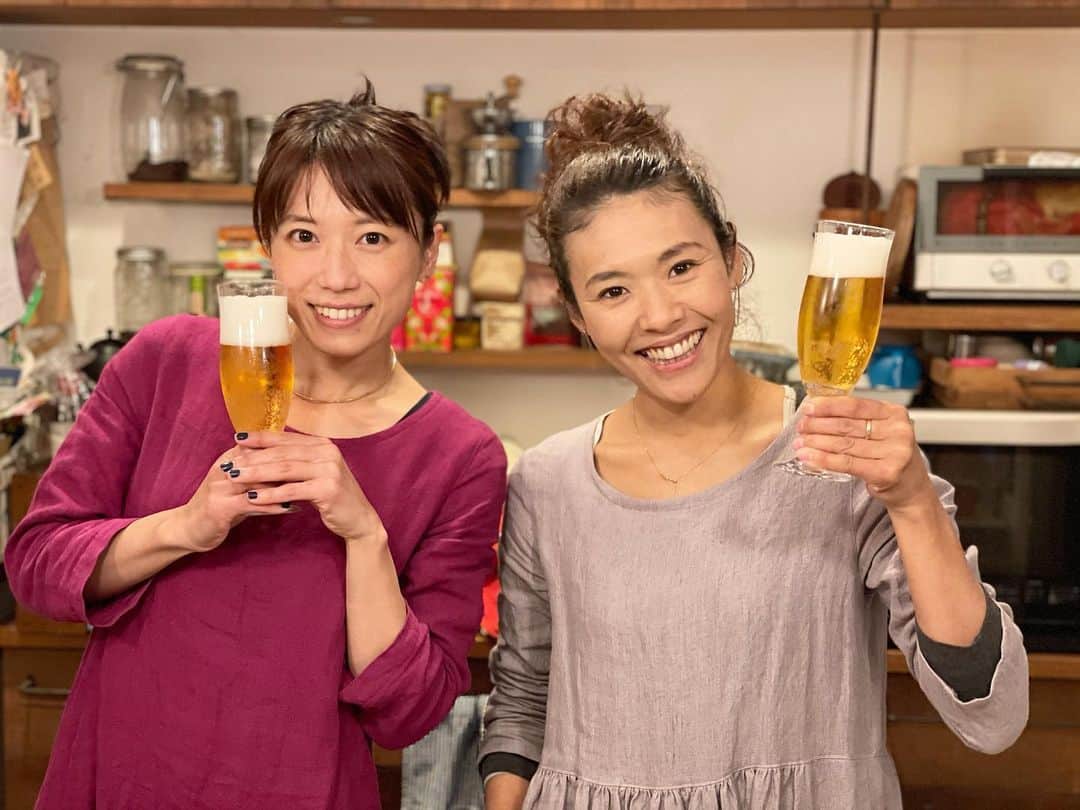 のインスタグラム：「昨夜は @rough_work_store みずほちゃんとの、突然のダブルインスタライブ（笑）にご参加くださりありがとうございました🎉✨  一年間おつかれさま！わたしたち！  ってな感じで 美味しいご飯とワインで盛り上がりました☺️  ほどよく食べ、ほどよく呑みながら 心置きなく笑い合える時間  本当にこの出会いは財産です🥰ありがたいな〜  インスタライブ後、謎に白米を二杯🍚🍚食べたわたし達（笑）普段そんな事しないのに🤣✨  来年も元気いっぱい！ パワフルに活動する予兆でしょうか？  🍚白米最高！←  年明けも集まる約束してますので、またゆるーくて、なんの取り止めもない←ズコー  会話しながらよっぴーなわたし達を配信するかもしれません🤔🎉  その時も宜しければ、ご参加くださいませね🥳  そして、年末恒例の 大好きな…愛してやまない… @cocoropan さんのシュトーレンと！  ついについに！やっと会えたね😂✨アインコーンカンパーニュ😭✨✨✨  ぎゃー💕 本当にずっと食べたかった！ 大事にチビチビ頂きます♡  嬉しいことがてんこ盛り 最高ハッピー！  ※コストコでワインを選ぶわたし達の真剣さ（笑）😆」