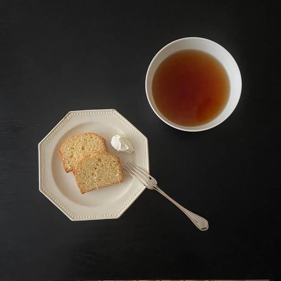 のインスタグラム：「昨日は夜ごはんのあとにレモンのパウンドケーキを焼いたので今朝は熱い紅茶を淹れて甘い朝ごはん🍋有塩バターしかなかったり卵やきび砂糖の量も適当…素朴な味だけど家族が喜んでくれたからそれで良し。」
