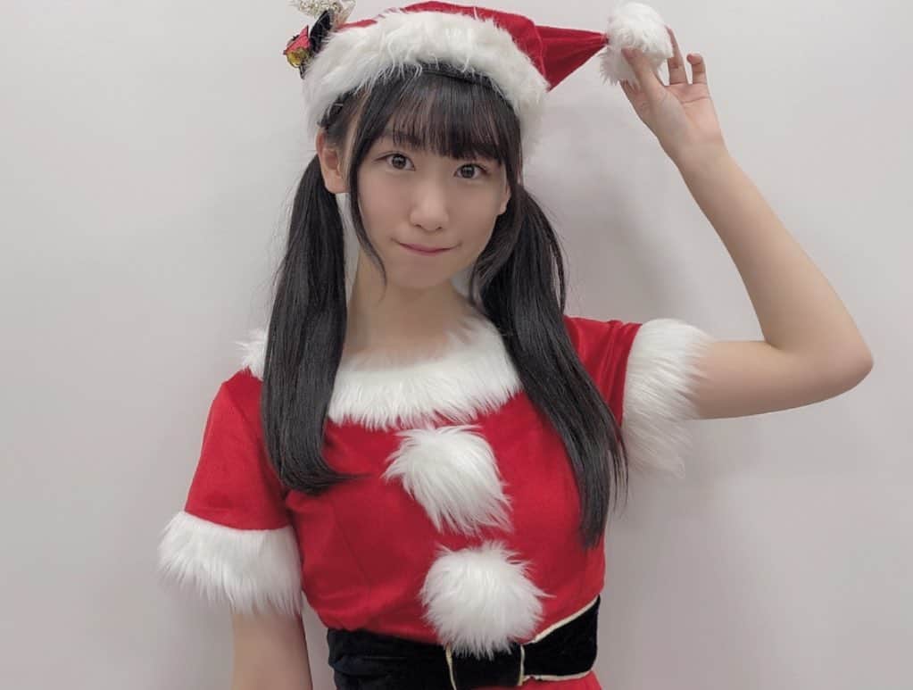 佐藤海里のインスタグラム：「💕🎁🎄 MerryX'mas 🎄🎁💕  . . . . #メリークリスマス  #クリスマスローズ  #サンタコス   #さんたこす  #サンタクロース」