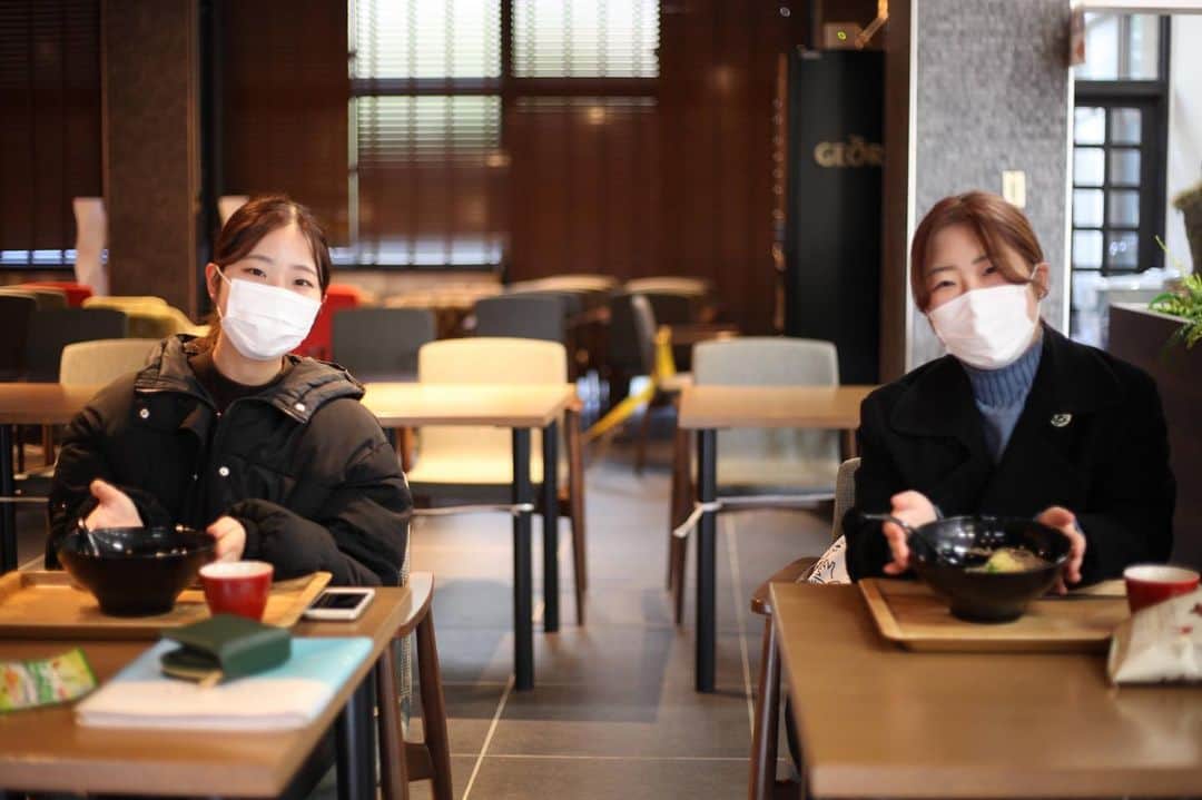 福岡女子短期大学さんのインスタグラム写真 - (福岡女子短期大学Instagram)「福岡女子短期大学は冬季休業期間中ですが、インスタグラムではまだご紹介していなかった写真をご紹介します。こちらは学生食堂でのランチの様子です。年明けは1/12から営業を再開予定です。 . この投稿をご覧になって「いいね👍」「役に立った」と思われた方は、 @fukuoka_wjc をフォローをお願いします🥺 . =======[ お知らせ ]======= 福岡女子短期大学の資料（2021大学案内📕）を無料送付中です。プロフィールのリンクからお気軽に申し込みください🌟 ====================== = 子ども学科/健康栄養学科 音楽科/文化教養学科 . 福岡女子短期大学 住所：‪‪‪‪福岡県太宰府市五条四丁目16番‬1号‬‬‬ tel：‪‪‪092-922-4034‬‬‬（代表） ． #福岡女子短期大学　#福岡の短大っていいな  #太宰府の短大　#福女短スナップ　#太宰府 #短大生の日常 #福岡の短大っていいな #福岡の女子短期大学 #福女短スナップ　#太宰府の短大　#福女短スナップ　#福女短　#短大生　#学生食堂　#食堂　#ランチタイム」12月28日 13時12分 - fukuoka_wjc