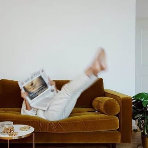 カレントエリオットさんのインスタグラム写真 - (カレントエリオットInstagram)「diving right in to a lazy sunday / cc: @annawntr  #inspo #interiors #lounge #design #decor」12月28日 4時15分 - currentelliott