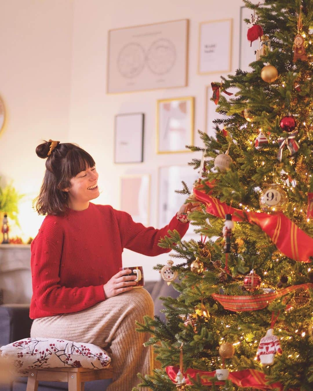 Angélineのインスタグラム：「Parce que le 🎄 c’est toute une tradition à la maison : d’abord, il arrive dans le salon au moment de l’anniversaire de Monsieur, fin Novembre. On le décore, on ajoute les décorations autour de la cheminée ainsi que dans mon bureau et le soir on dîne une raclette 🧀  Sur les branches, des santons de nos voyages, des souvenirs ramenés en pagaille ✨ Une petite cloche de Finlande, un corgi d’Angleterre, une maisonnette d’Islande... comme un immense carnet de voyage. Puis il trône dans le salon jusqu’à la galette des rois, où l’on fête mon anniversaire généralement. Et il redescend à la cave, avec quelques pssst de parfum « au pied du sapin » dans le 📦 !」