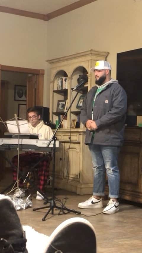 コリー・ロバートソンのインスタグラム：「Lots of comments on my last post about Will’s voice so have to share this. I might be a little partial, but his voice is so beautiful if makes me cry!! 😭Hope you enjoy!   My nephew @asa_howard on piano and niece @allykmoore singing with Will ❤️」