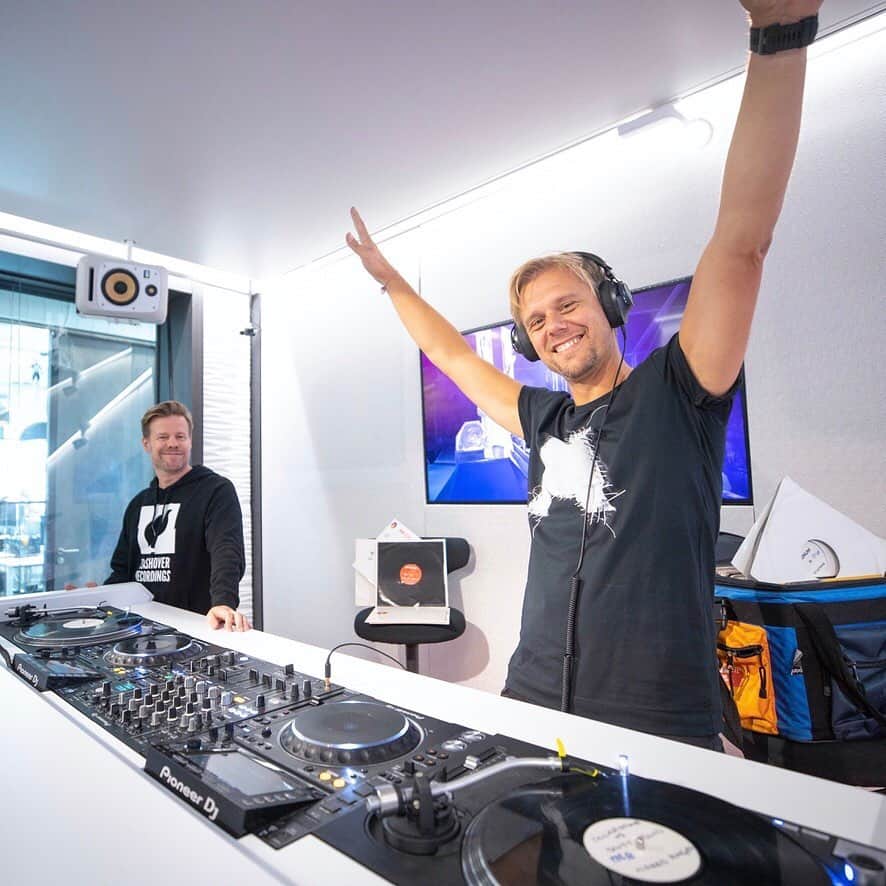 Armin Van Buurenのインスタグラム：「Playing the vinyl B2B set with my good friend @ferrycorsten during #ASOT986, was definitely one of my highlights of 2020! In case you missed it or want to relive again, check out the full set via the #linkinbio」