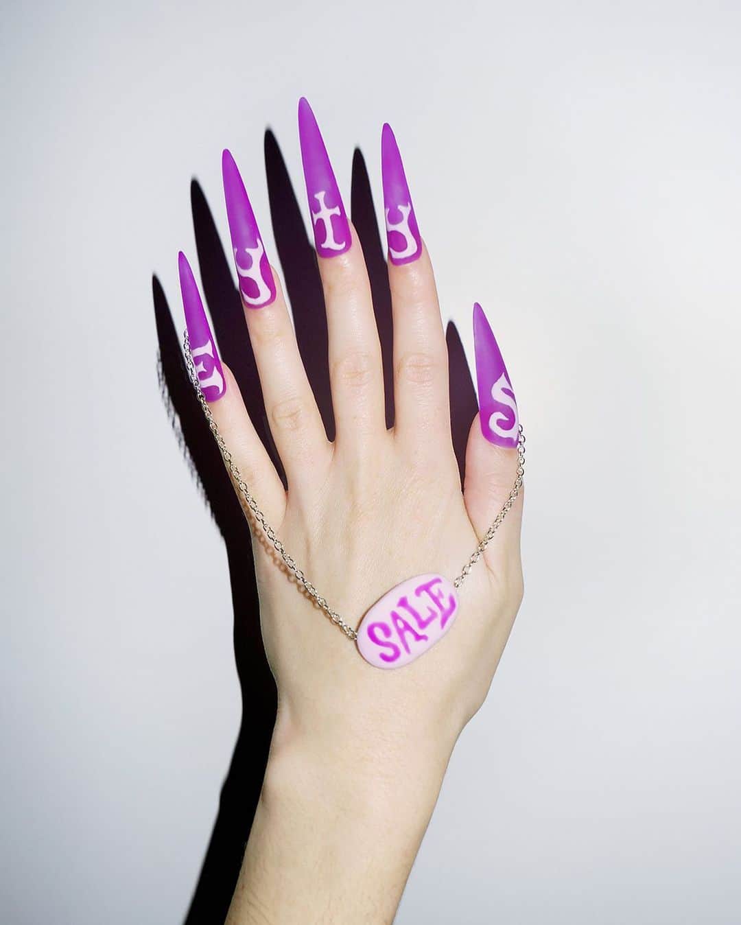 エイティーズのインスタグラム：「The eytys.com sale is live!   💅 @ byjuanalvear」