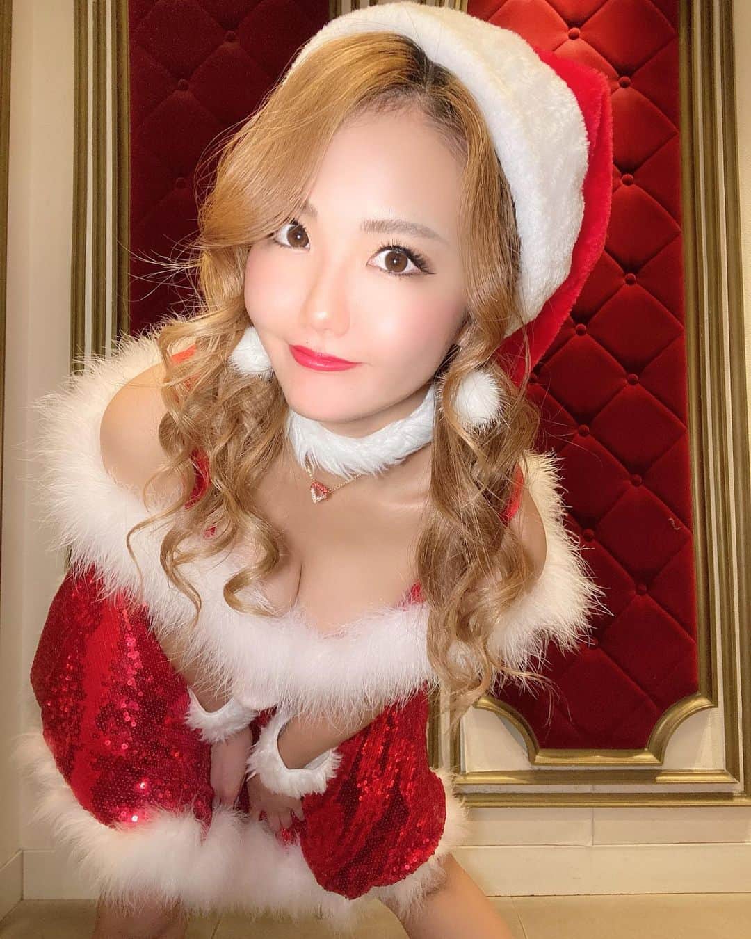 KARENのインスタグラム：「、 このハートのヴィトンのネックレス 何年か前のやつで 今でもお気に入りなんだけど ピアスもあって やっぱり、ピアスもゲットしておけばよかったなあー っておもふ(´๑•_•๑) 、 、 #バーレスク東京 #バーレスク #バーレスク東京かれん #六本木 #ショーパブ #ショー #ダンス #burlesque #ショーガール #エンターテインメント  #burlesquetokyo #dance #roppongi #xoxo #girl #me #l4l #show #showgirl #dance #dancer #japan #japanesedancer #instagood #おうち時間　#stayhome #ダンス好きな人と繋がりたい」