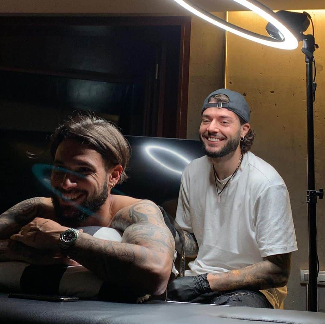 ホタのインスタグラム：「Genio como artista pero como eres, aún te hace más grande , no cambies nunca hermano  @tonigarciatattoo ❤️  Pd: @davidmw_  no haces fotos,capturas momentos 🤣❤️」
