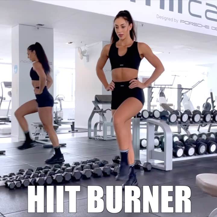 Danielle Robertsonのインスタグラム：「HIIT BURNER 🔥  Who’s ready for a sweat sesh?! Training in one of my fave sets by @boandtee #TeamBoandTee  This workout is a full body burner and doesn’t require any equipment so you can do it anywhere! Make sure to give this workout some love (double tap) and tag your workout buddy. Let’s get itttt   WORKOUT   4 SETS   30 sec Pendulum Lunge 30 sec Crossjacks 30 sec Frog Squats  30 sec High Knees 30 sec Drop Squats」