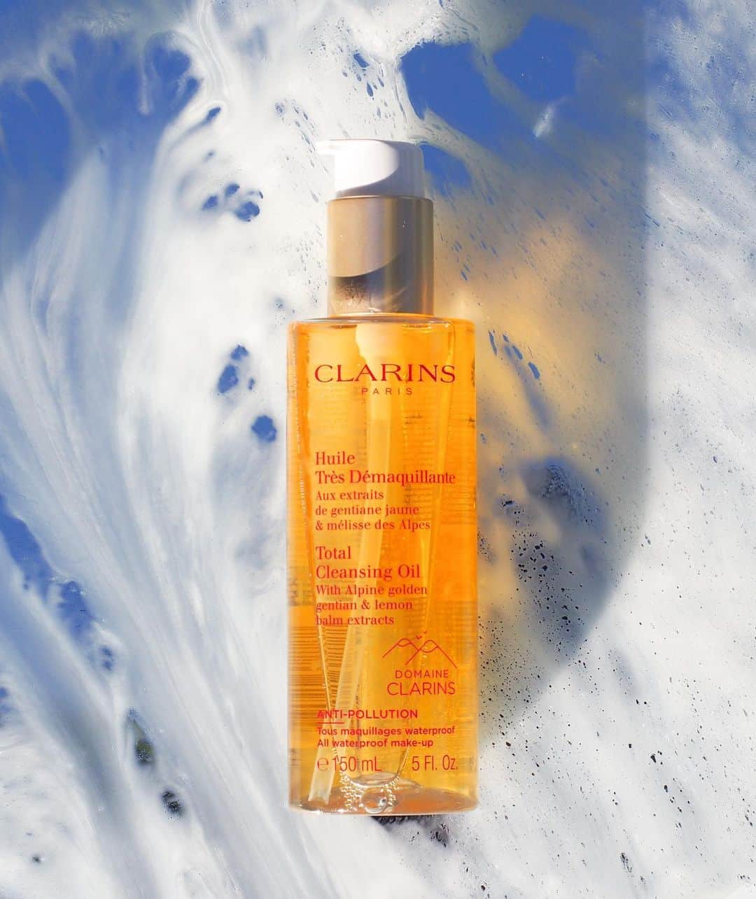 CLARINSさんのインスタグラム写真 - (CLARINSInstagram)「***NEW*** 💧Total Cleansing Oil 💧 which #transforms into a silky milk when you add water to instantly remove long-wearing and waterproof makeup and pollutants (including SPF) and leaves skin super soft!   + It smells AMAZING! Safe for use on eyes, face, and lips, Total Cleansing Oil refreshes the senses with the 🌷🌿🌹floral-green notes of Melon, Green Mandarin, Rose, Violet leaves, Cashmeran Wood, Musk, and Amber. Rinses off with water. Dermatologist- and ophthalmologist-tested.  🌻Organic Sunflower oil and 🌿Alpine herbs sourced from Le Domaine Clarins (in the Alps 🏔) are key ingredients sustainably sourced.  #clarinscleanse #clarins #cleanser #selfcare #clarinsskincare  #skincare」12月28日 4時50分 - clarinsusa