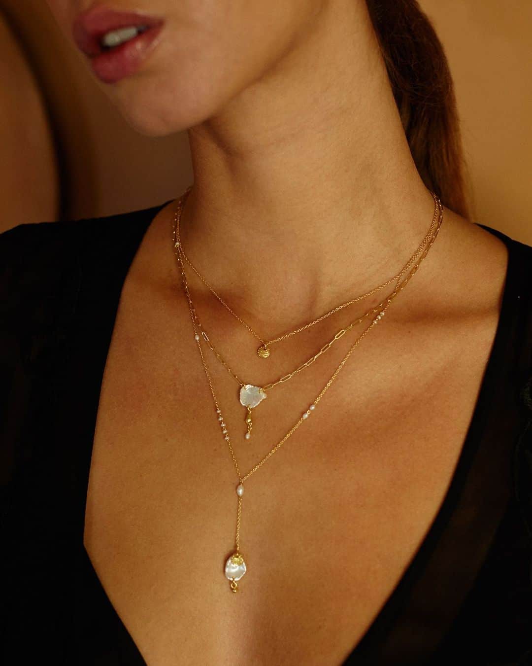 チャンルーのインスタグラム：「Our favorite kind of layers are decked with diamonds, pearls and gold 💫」