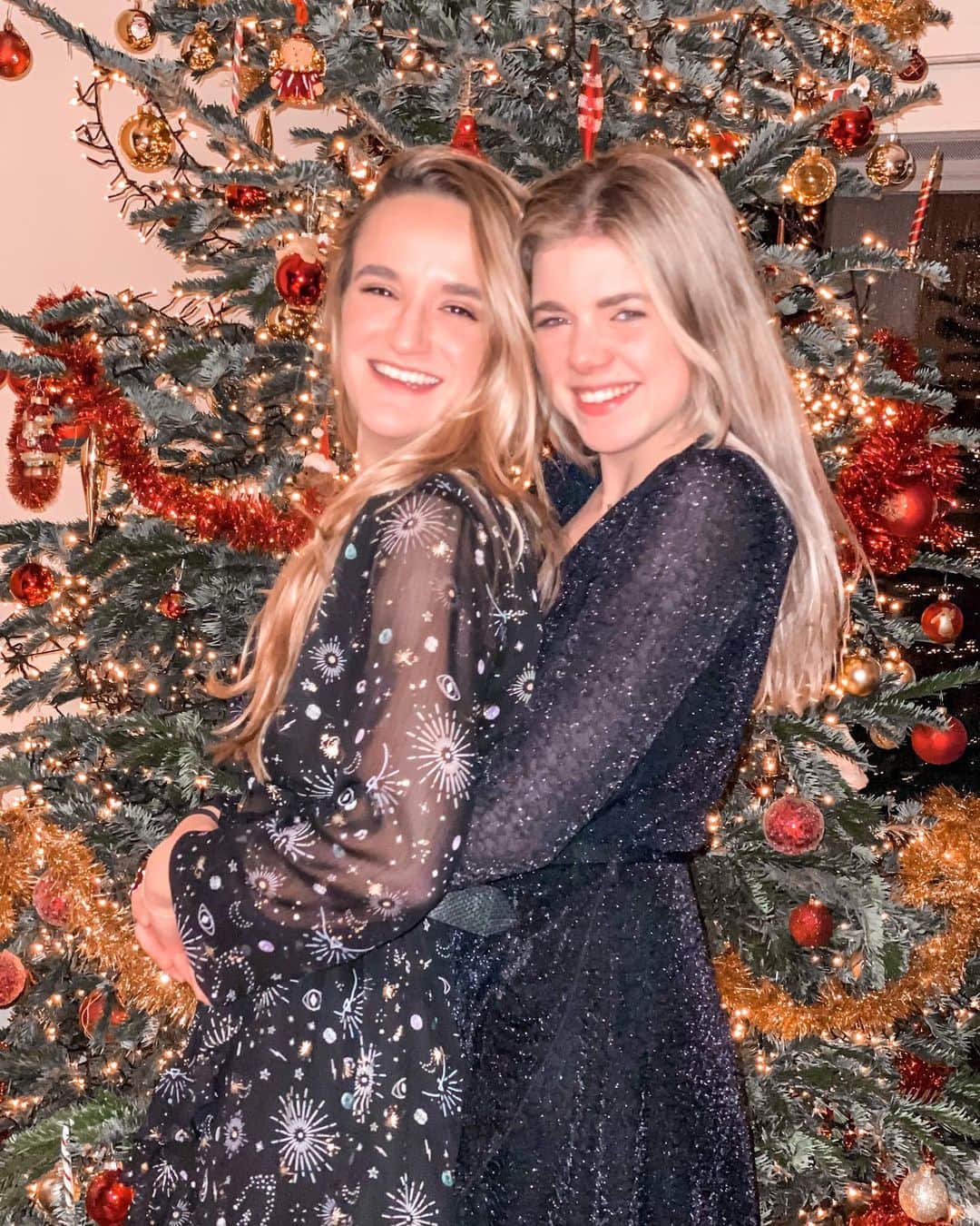ニキ・ヴォリーズのインスタグラム：「My forever christmas tree partner🎄」