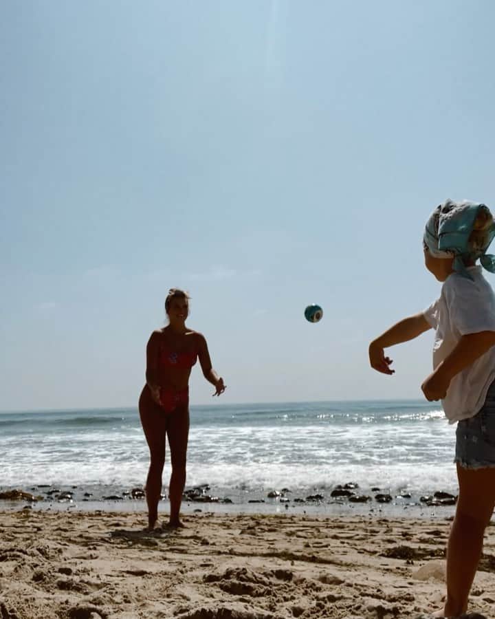 ストーミ・ヘンレイのインスタグラム：「Grav has an arm on her and is an incredible catcher too🙌🏼🌝 also I think she was trying to take me out with those close throws hahaha, this is all my dad and I used to do when I was a kid⚾️」