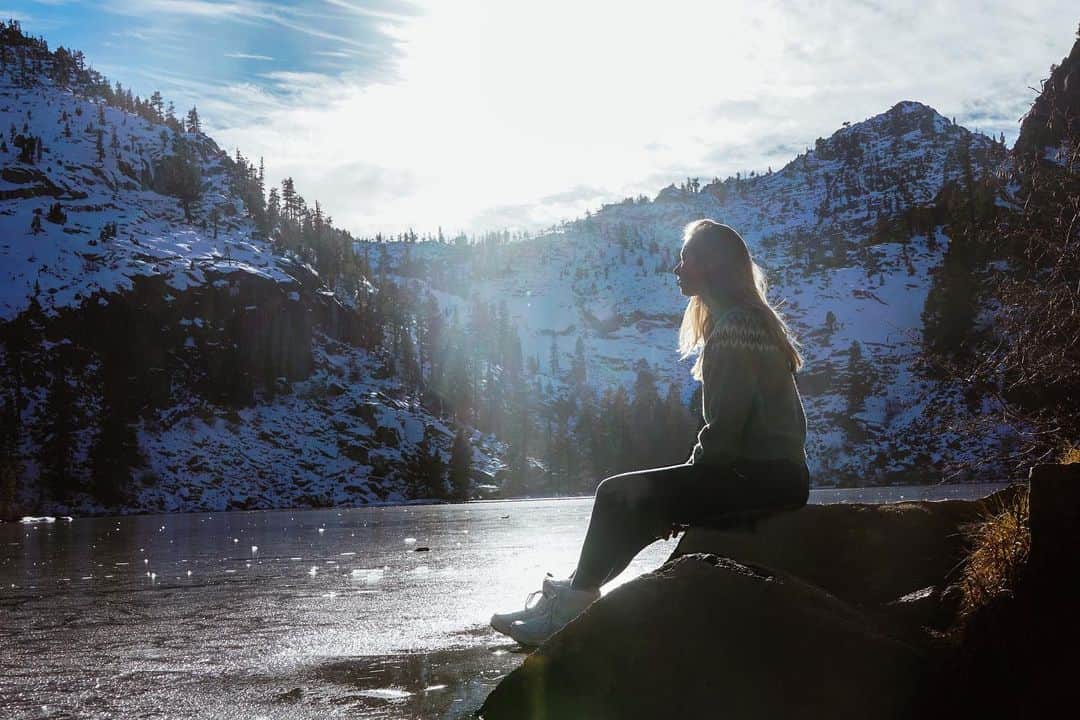 ポリーナ・エドモンズさんのインスタグラム写真 - (ポリーナ・エドモンズInstagram)「discovering beautiful spots like this to pause and take a moment. bask in the magic of winter ❄️✨  ___ #winter #frozenlake #adventure #travel #ice #tahoe #outdoors」12月28日 5時26分 - polinaedmunds