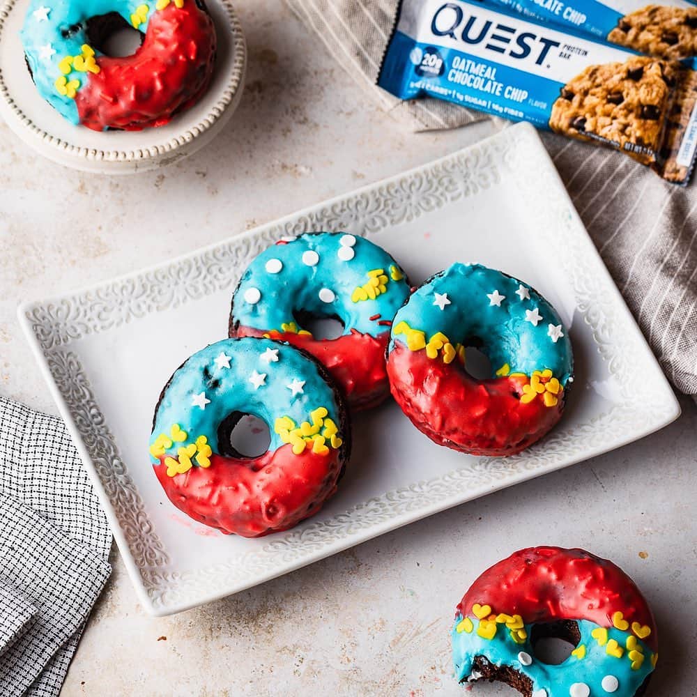 questnutritionさんのインスタグラム写真 - (questnutritionInstagram)「Ready to lasso these #WonderWoman Protein Donuts into your belly? 🍩👌😋 • 👉 GET FULL RECIPE ➡️ LINK IN BIO (swipe left from 1st card to 2nd card) 👈 • Per serving: 9g protein, 12g carb, 3g fat. (5g net carbs) #OnaQuest #QuestNutrition #Questify #WW84」12月28日 5時26分 - questnutrition