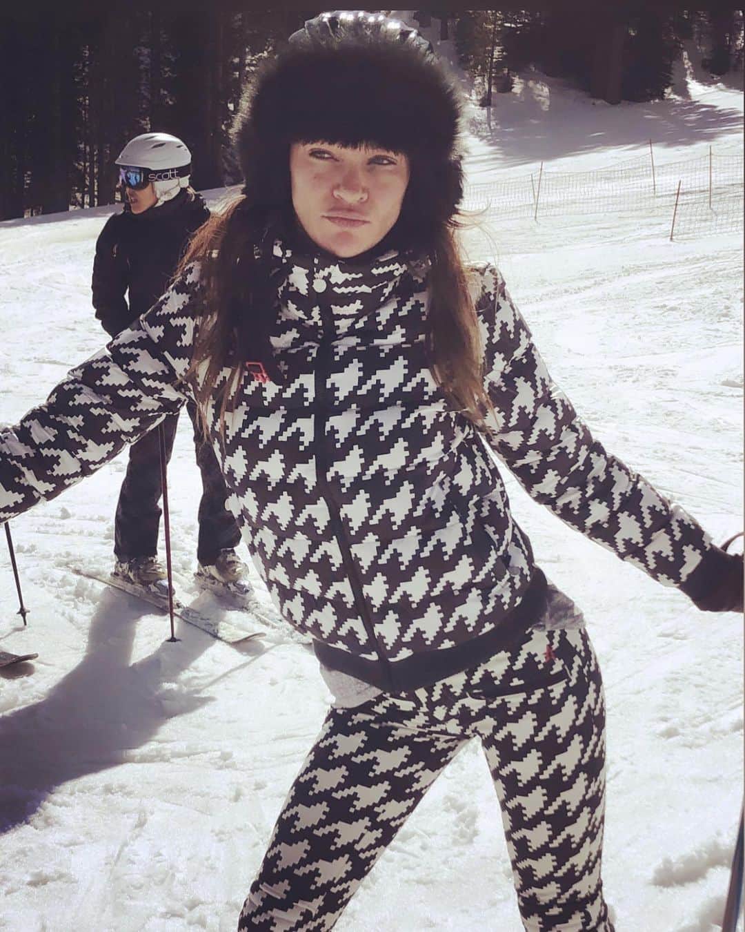 ジェシカ・ゾアのインスタグラム：「🎿miss shredding the gnar ❄️🐰」