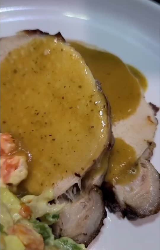 Cesar Gonzalez Cocineroのインスタグラム：「Ingredientes: Para la Salmuera: 1 Litro de Agua 30 g de Sal 1 cdta de Pimienta blanca 1 cda de Oregano 1 cda de Tomillo 1 taza de Agua  La taza de Agua se lleva a hervor y se retira del fuego, se agregan todos los ingredientes secos mezclando bien y luego se combina con el litro de Agua.  1 Lomo de Cerdo de 3 kilos, si es uno de 6 kilos pues multiplican por 2 los ingredientes   Se deja el Lomo en la salmuera, si es adentro de una bolsa mejor, por 2 horas mínimo, hasta 24 horas.  Para el Marinado: 1 Cebolla cortada en 4 ¼ tallo de Celery picado 1 Zanahoria picada 1 taza de Vino tinto dulce ¼ taza de Aceite de Oliva o el que desees 2 cdas de Miel o 4 cdas de Azúcar 1 cda de Salsa Inglesa ¼ de taza de Vinagre de Vino o Blanco 2 cdas de Tomillo seco 2 cdas de Oregano seco 1 cda de Celery seco (opcional) Pimienta 1 taza de Agua 3 cdas de Sal 10 Ajos rallados o machacados  👉Todos los ingredientes de mis recetas los consigues en @meattowndist  Se licuan todos los ingredientes y se reserva.  Se retira el Lomo de la Salmuera, se seca bien y se lleva a una bandeja de horno, se baña con el Marinado, se tapa con papel de aluminio y al horno precalentado a 400°F (200°C) por 1 hora. Se destapa y se cocina en horno a 450°F (230 °C) por 30min más o hasta q quede ligeramente chamuscado, no quemado. Esto aportará un sabor increíble.  Sígueme en mi cuenta @co_cinero y @cesarcocinero para más recetas  ❤ Si te gustan mis recetas, ayúdame con un «LIKE» y un «COMENTARIO» para que Instagram te siga mostrando mis publicaciones  Se saca el Lomo y se deja reposar 15 30min. Mientras, preparamos la Salsa con los jugos restantes de la bandeja en una olla a fuego alto, se añade ¼ de taza de Vino tinto dulce, 1 cda de Maicena mezclada con un poquito de Agua y mezclamos bien, se rectifica la Sal y Pimienta. Se corta el Lomo no muy grueso, esto es importante ya que el grosor puede estropear la experiencia en boca. Se sirve y se baña con la Salsa.  Les deseo todo lo bueno para su 2021 😁🙌🏻」