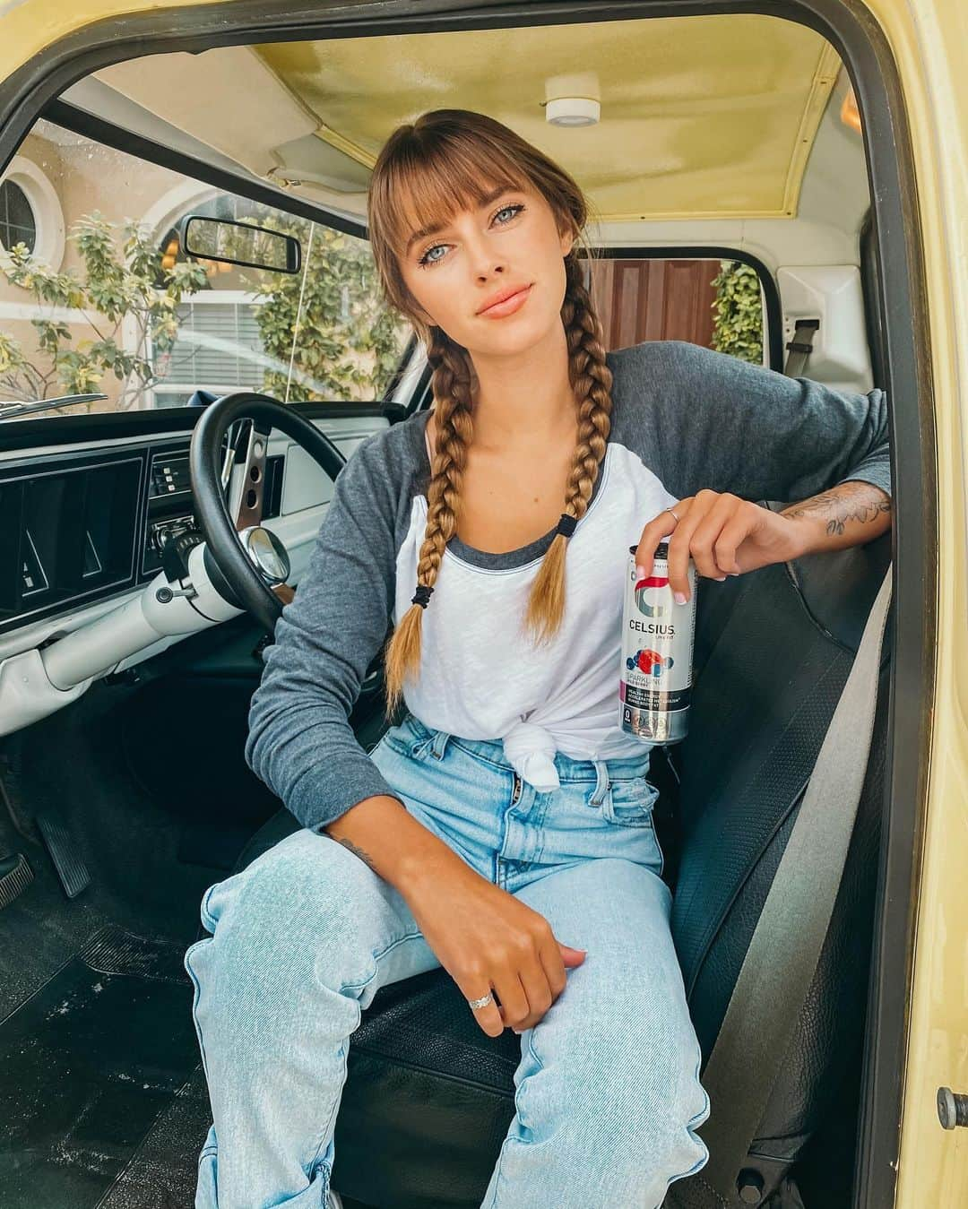 Emily Zeckさんのインスタグラム写真 - (Emily ZeckInstagram)「- My fav road trip buddy @CelsiusOfficial 🔑 #CELSIUSLiveFit #CELSIUSBrandPartner」12月28日 5時45分 - thatpineapplegirl