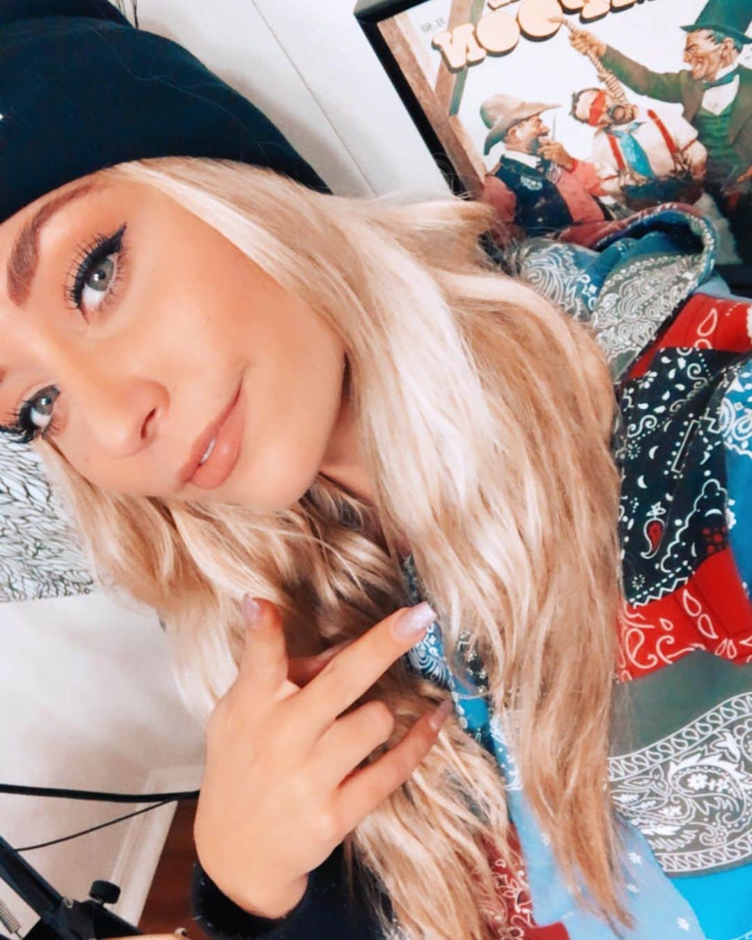 Sydney A Malerのインスタグラム：「🖤 ✌🏽🖤  Just a hey what’s up. Checkin in. Everyone making it through yesterday’s hangover? Lol」