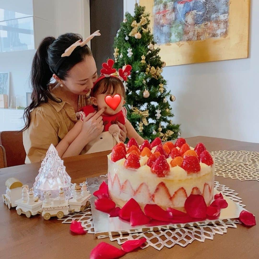 酒向杏奈さんのインスタグラム写真 - (酒向杏奈Instagram)「. . クリスマスの思い出🎄 . 余韻に浸っております。 . 今年1番嬉しかったのが…娘の反応があったこと‼️ . 昨年の8ヶ月の時から1年でこんなにも感情表現が出来る様になるんだ✨と母感動🥺 . 無宗教ですが、イベントの偉大さを感じております💨 子どもたちの喜ぶ顔が見れる行事ってどの国のイベントなんて関係なく素晴らしいですね👏💓 . マレーシアに来て1年4ヶ月🇲🇾 . こうして集える仲良しファミリーが出来たことも私にとって最高の幸せ！！ . コロナ禍での助け合い。 篭りっぱなしの育児は本当に息が詰まるから…せめて少人数でお部屋の中で会えるだけで、どれだけ救われたことか💦 . 感謝しかありません🙏 より絆が深まった一年😌 . 2020年の良き思い出🎄💕 . #備忘録 #2020 #クリスマスの思い出 #マレーシア」12月28日 6時00分 - annacotta715