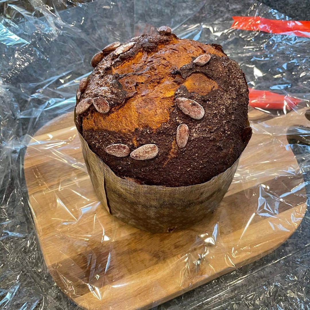 キャメロン・ファンデルバーグのインスタグラム：「Panettone is life ❤️」
