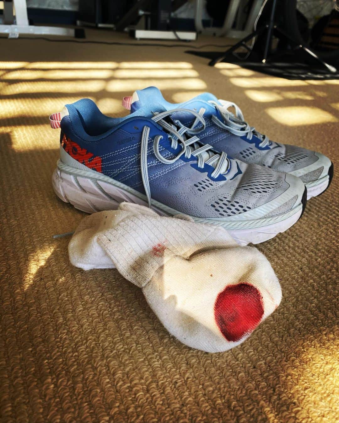 ニーナ・アグダルさんのインスタグラム写真 - (ニーナ・アグダルInstagram)「I told you guys about my goal of running a half marathon back in November but what I didn’t mention is that I realllyyy wanted to do it before 2021. And today I did it! Well the lonely version.. indoors, on a treadmill, alone 👍 After 2 cups of coffee and an apple I decided to blast my favorite tunes, jump on the treadmill and see where it took me (knowing 2021 is around the corner). I completed the 13.1 miles in 2:04 and for someone who used to HATE running (hence why I created my own interval walk/jog/runs to build up my non existent endurance, link in bio if you wanna try it out 😙) and get yelled at in workout classes for jumping off the treadmill (lol) this was a big day. Goes to show how powerful a strong mindset is and that you are capable of so much more if you believe YOU CAN. Ok. I need a nap.. and a 🍺😄 @theagdalmethod」12月28日 6時03分 - ninaagdal