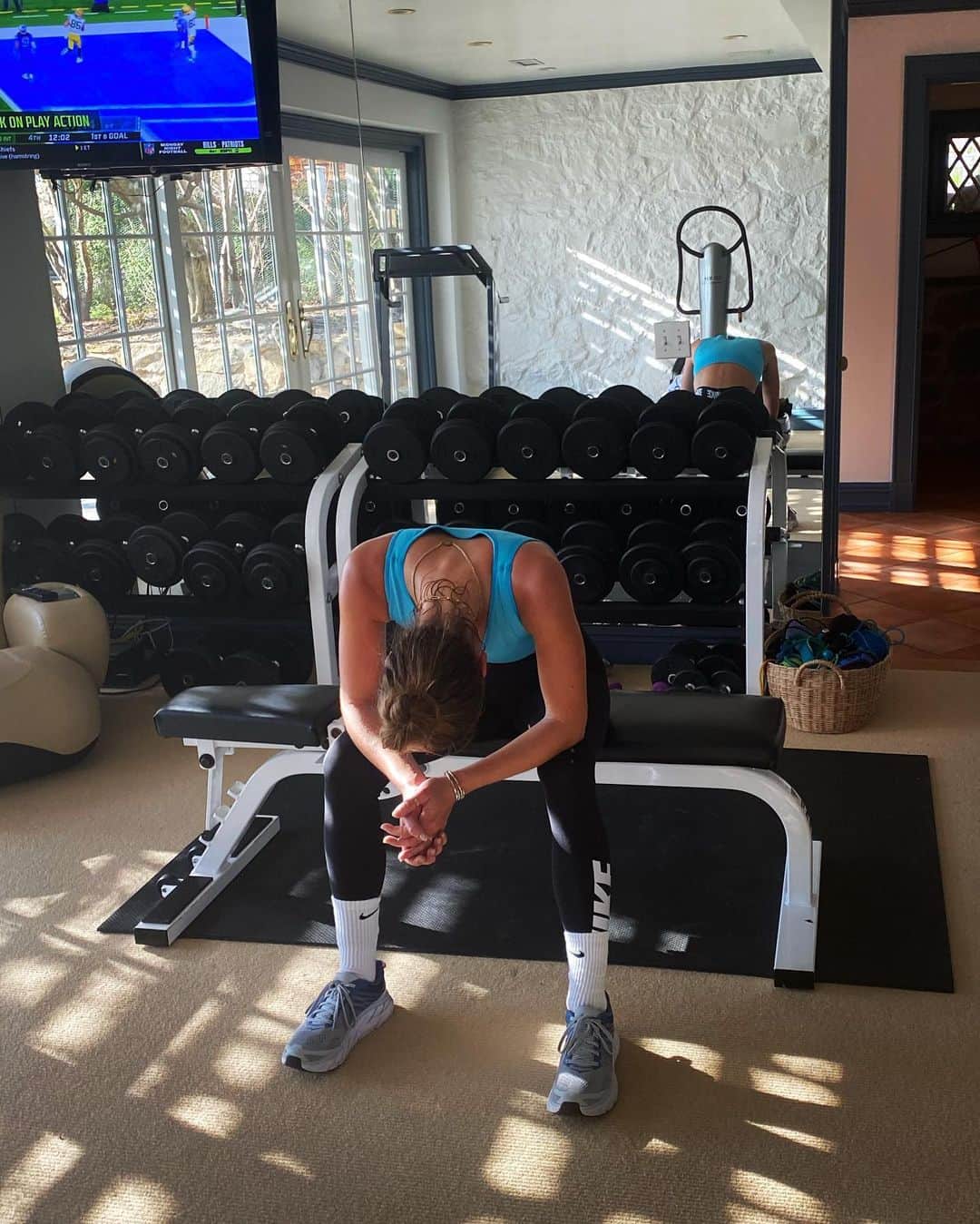 ニーナ・アグダルさんのインスタグラム写真 - (ニーナ・アグダルInstagram)「I told you guys about my goal of running a half marathon back in November but what I didn’t mention is that I realllyyy wanted to do it before 2021. And today I did it! Well the lonely version.. indoors, on a treadmill, alone 👍 After 2 cups of coffee and an apple I decided to blast my favorite tunes, jump on the treadmill and see where it took me (knowing 2021 is around the corner). I completed the 13.1 miles in 2:04 and for someone who used to HATE running (hence why I created my own interval walk/jog/runs to build up my non existent endurance, link in bio if you wanna try it out 😙) and get yelled at in workout classes for jumping off the treadmill (lol) this was a big day. Goes to show how powerful a strong mindset is and that you are capable of so much more if you believe YOU CAN. Ok. I need a nap.. and a 🍺😄 @theagdalmethod」12月28日 6時03分 - ninaagdal