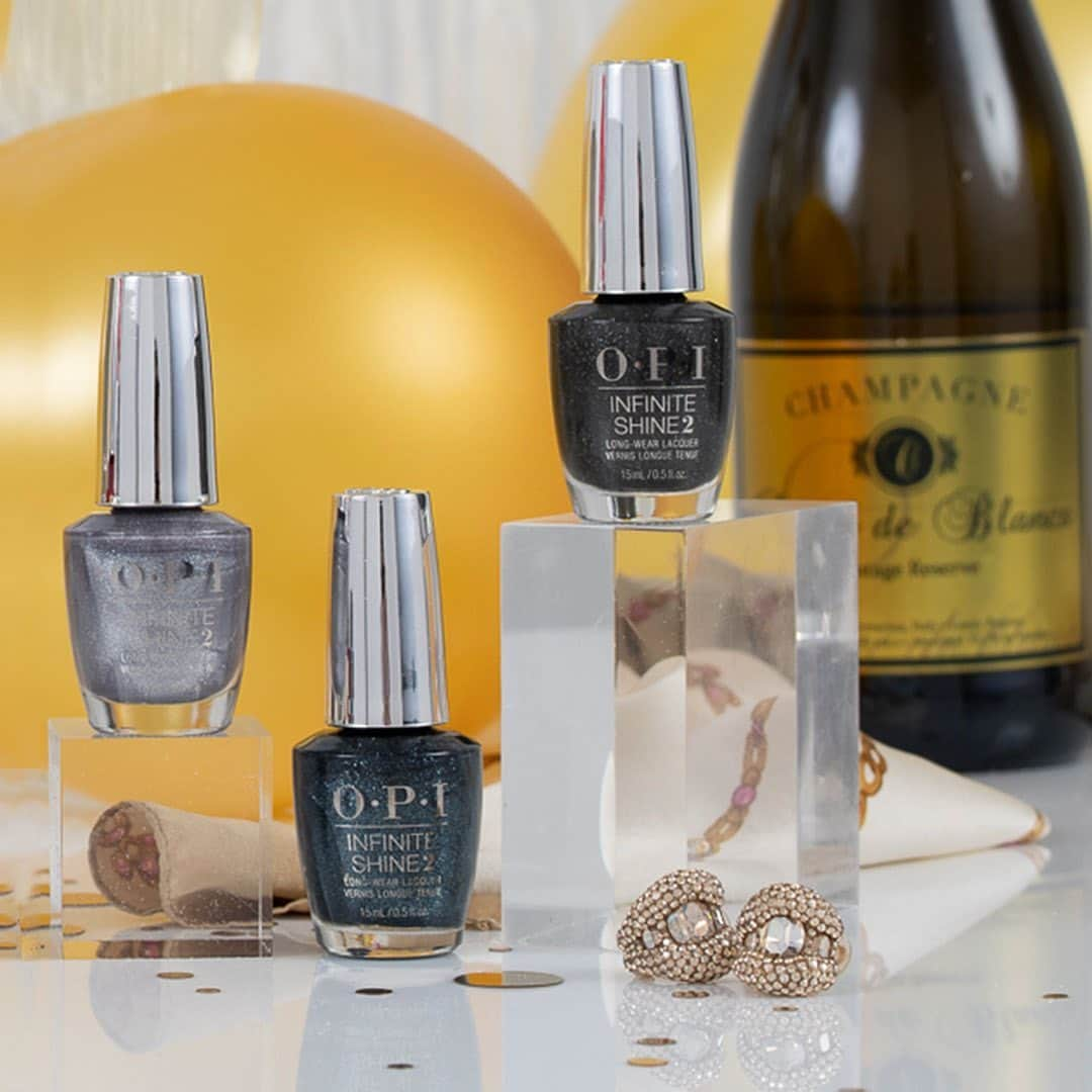 OPIさんのインスタグラム写真 - (OPIInstagram)「Ringing in the new year with #OPIShineBright 🥂  #ColorIsTheAnswer #OPIObsessed #OPIInfiniteShine #CustomGift #PartyFavor #RedMani #GoldMani #NYE2020 #HolidayVibes #HolidayNails #PartyNails #NYEMani #NYENails #Christmas2020  #ChristmasSpirit」12月28日 6時11分 - opi