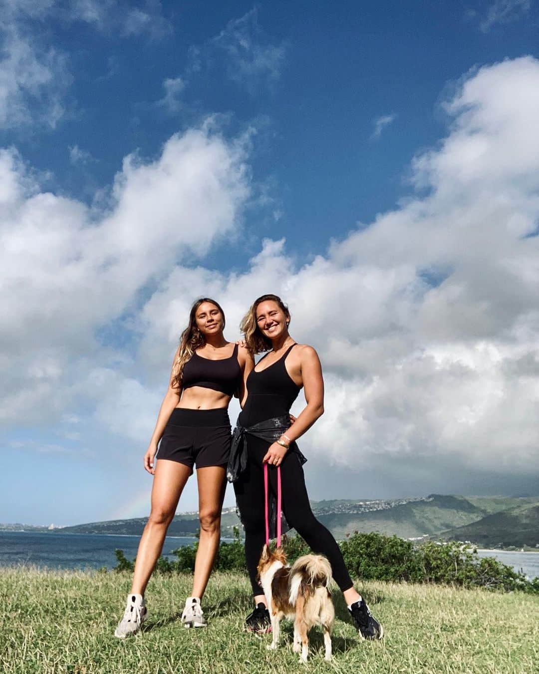 カリッサ・ムーアのインスタグラム：「Nice start to the day with @caylakmoore and Maya 🥰」