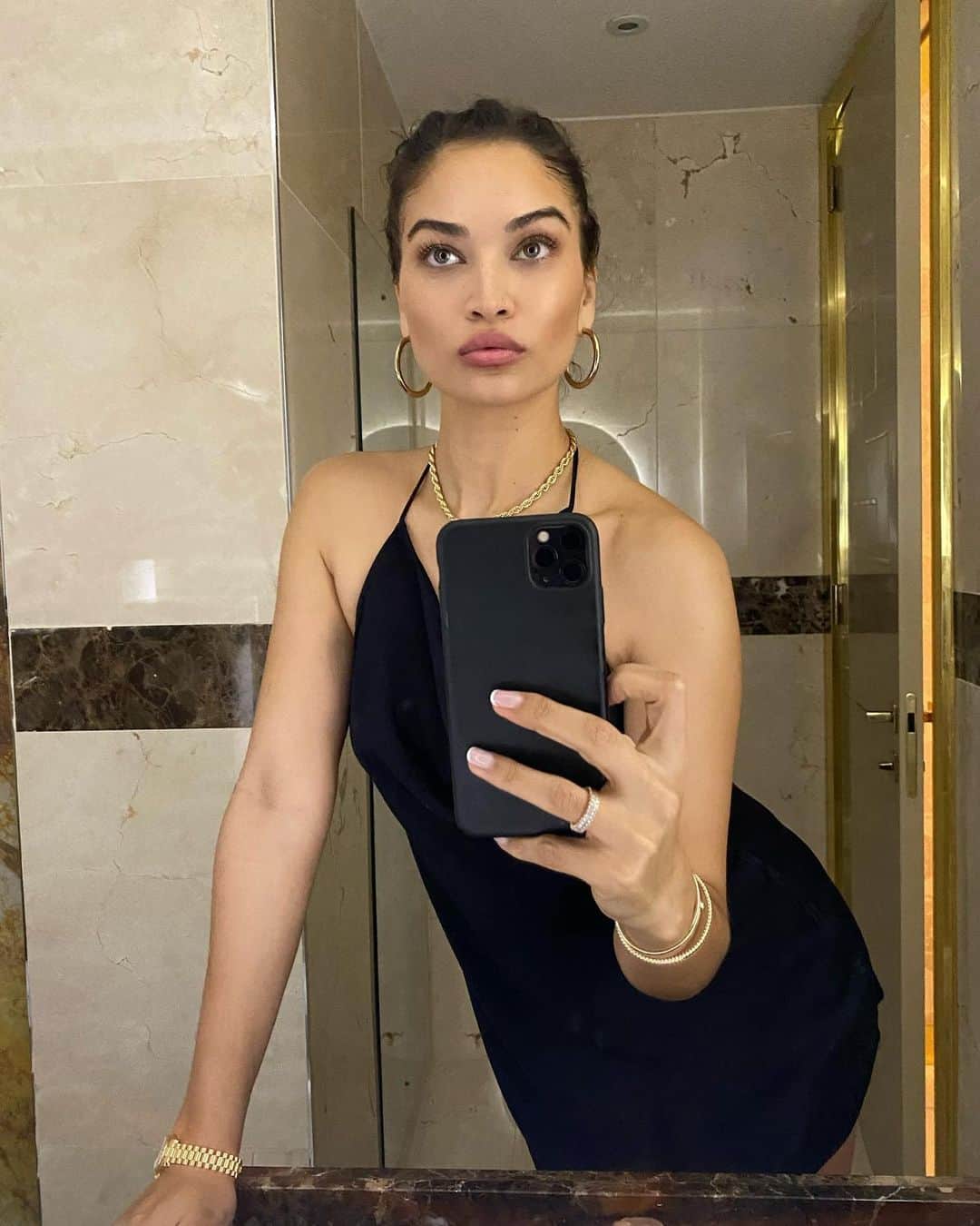 シャニーナ・シャイクのインスタグラム：「my first night out in GHANA 🇬🇭」