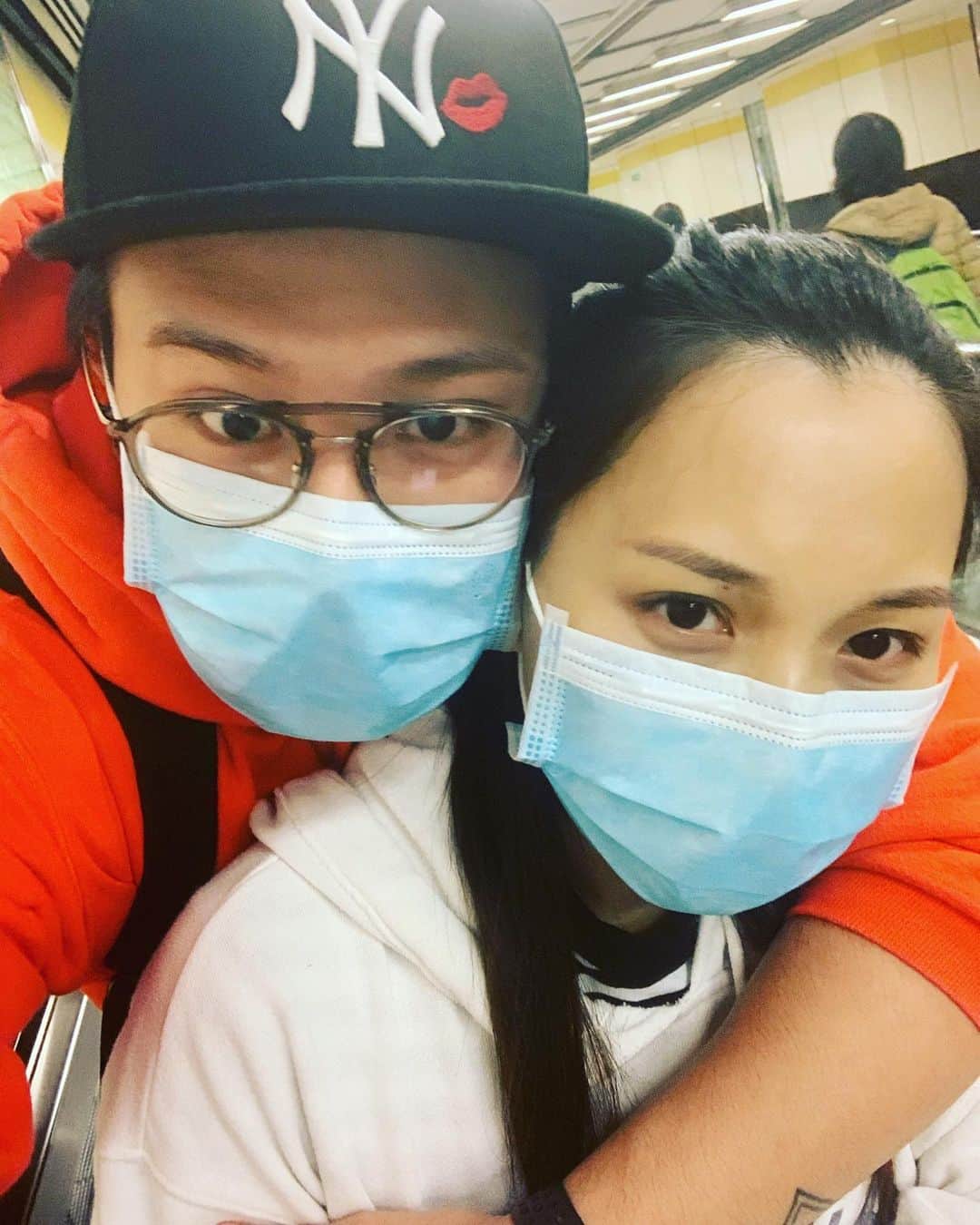 スティーブン・チョンのインスタグラム：「@aumanmannnn 老婆，我真係好掛住你，好想快啲返香港，每日只能夠靠住電話嚟見面，10分超級掛住兩個個仔同老婆，老婆  等多我一段時間我就會返嚟㗎啦，愛你我管不了是禍，未想過是為何，能愛着你苦也別去躲！」