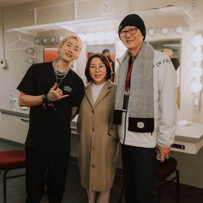 パク・ジェボムのインスタグラム：「Thank You God for keeping us Healthy and safe.  I will continue to try to count my blessings and i will continue to try to uplift myself and the ppl around me.  To my friends and family back home in the States... and even here in Korea,  i worry about us and our future but i know we will get through this and there will be happiness and gratitude and even more blessings to come. Love and Miss yall.  Fear causes uncertainness and causes ppl to not think rationally.  Be kind to one another cause we are all we have. 🙏❤️ just felt like saying this 🤷‍♂️ 모두 다 건강하고 힘내세요. 어렵겠지만 견디고 이겨내면 더한축복들이 기달리고있습니다.  사랑합니다 🙏❤️」