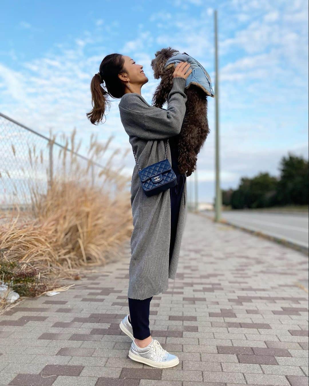 HandmadeLaboのインスタグラム：「すごく天気が良くて暖かかった週末𖥧𖦥𖦴  昼間はニットカーディガンを羽織るくらいでちょうどよかった✨  カーディガン　　@arco_iris.shop  #アルコイリス arco_irisの LINEの友達登録で10％OFFクーポンがᴳᴱᵀ♡ できるみたいです！  #アルコ女子#ママコーデ #プチプラコーデ#モノトーンコーデ#ストールコーデ#ストール#体型カバーコーデ#スキニーデニム#セットアップ#ヘアアレンジ#ヘアアレンジ簡単#ロングカーディガン#グレーコーデ#トイプードル」