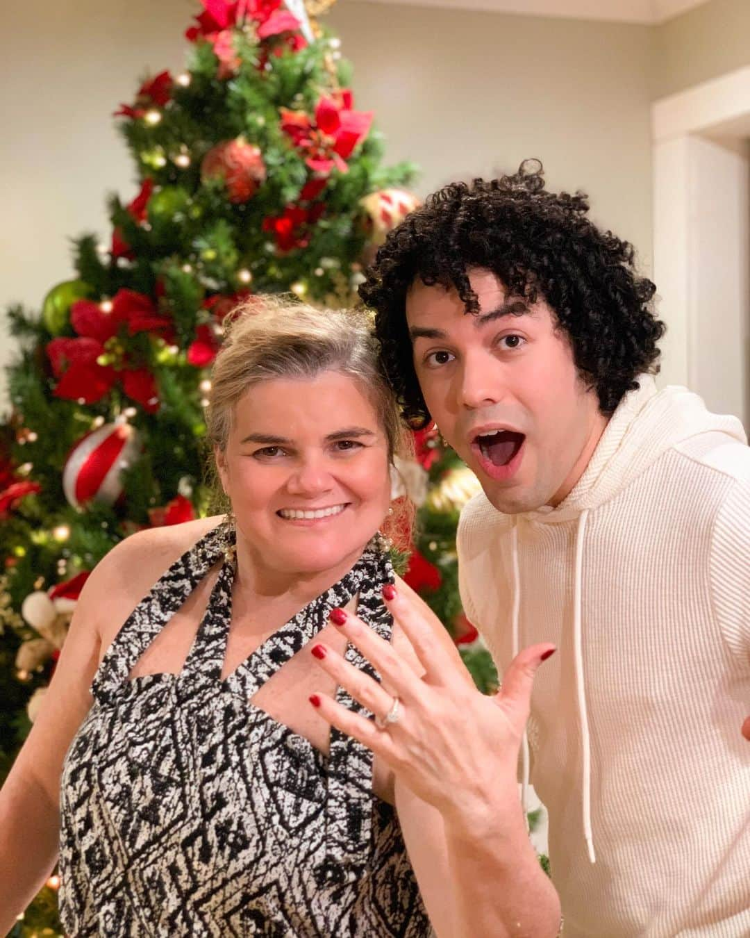 サム・アウヴェスのインスタグラム：「Guess who got engaged??? I’ll give you a hint... it wasn’t me! 😂 Congradulations to my newly engaged mom! Hope you are happy to be going into this new phase in your life full of joy, hope and Love! 🥰 💍」