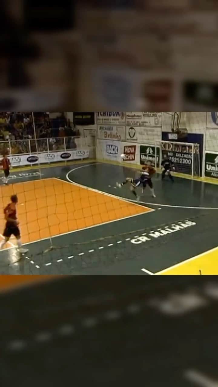 アレッサンドロ・ローザ・ヴィエイラのインスタグラム：「Como eu queria mais vídeos dessa época 😄✅ 🚲 @jaraguafutsal   Assistência 19.」