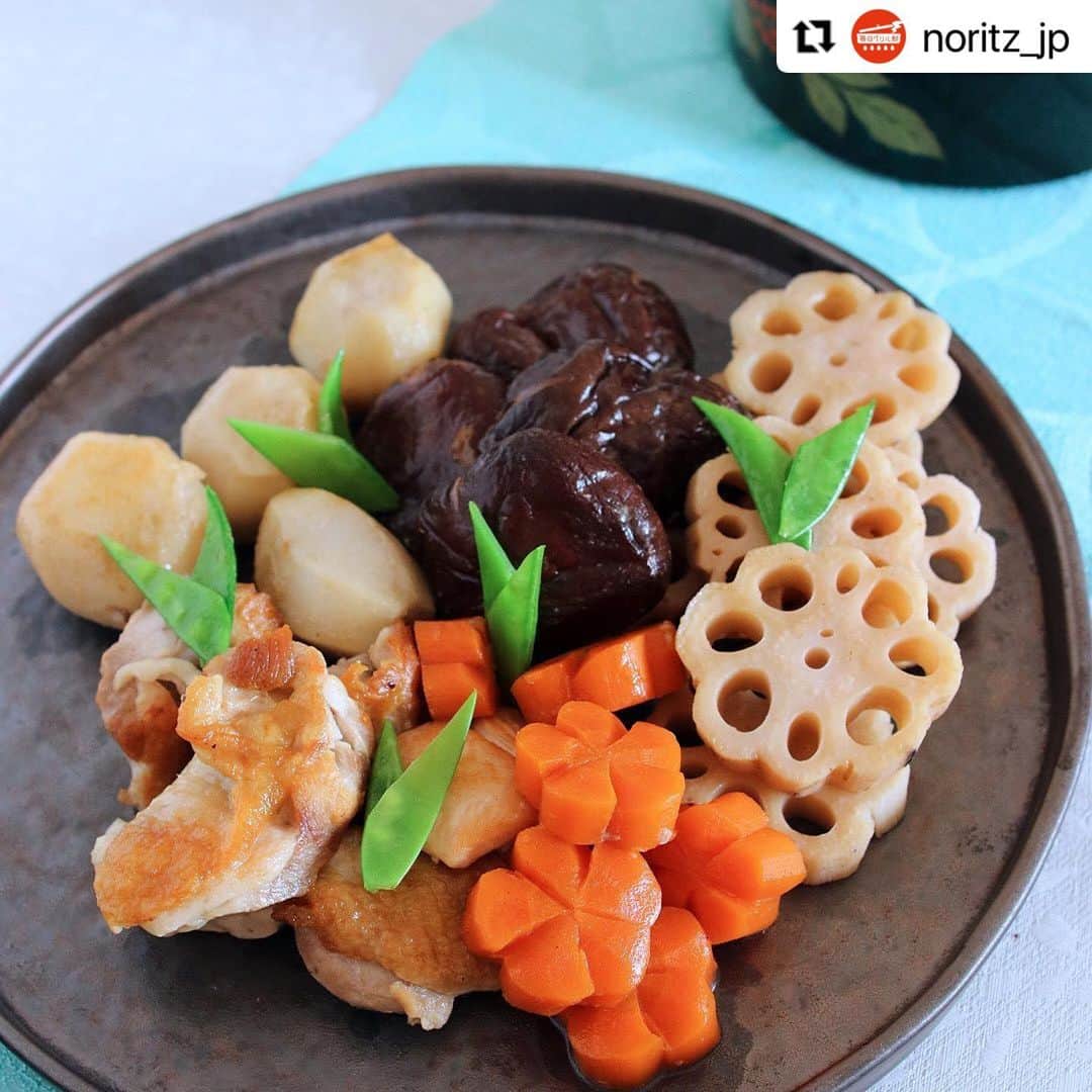 michikoscookingさんのインスタグラム写真 - (michikoscookingInstagram)「. おはようございます。  昨日全日本フィギュアを見終わって興奮冷めやらぬ感じです。 多分、見てる時ほぼずっとニコニコしてたと思う。  ふはぁー、癒された。面白かった。  クリスマスグッズもやっとこさ全て片付けきったので、新年に向けた準備も少しずつ。  今年はおうちでおせちを準備される方が例年以上に多いですよね。  普段準備しない人にはかなり負担の大きいものではないでしょうか。  もちろんお重を買ってもいいですが、お値段の割にあまり好きでなかったりすることも。  今回はお煮しめのご紹介です。  お煮しめ、丁寧に作るとかなり大変ですが、こちらは簡単バージョンのレシピ。 飾り切りさえ乗り越えれば普段のおかず感覚で作れます。  レシピ、リポストさせていただきます。  Repost @noritz_jp ・・・ 【お煮しめ】 . ノーリツ毎日グリル部オフィシャルメンバー @michikoscooking さんからの旬の食材を使ったレシピや簡単おいしいレシピの紹介です！ ぜひチャレンジしてみてくださいね♪ . お正月に食べたいお煮しめ。 丁寧に作るとかなり手間のかかる料理ですが、できるだけ手間を省いて簡素化してみました。 簡単ながらしっかりおいしいのでご安心を。 きれいに仕上げるコツは、煮るときに材料ごとに並べること。にんじんとれんこんを飾り切りにしてあげるとハレの日感が出ます。 飾り切りが苦手な方はさやえんどうだけでも素敵に飾ってくださいね。 . ＜材料（4人分）＞ ■鶏モモ肉…1枚 ■レンコン…150g ■にんじん…中1本 ■里芋…4個 ■さやえんどう…8個 ■干ししいたけ…4個 ■酒…大さじ2 ■白だし…大さじ2 ■砂糖…大さじ1 ■油…大さじ1 . ＜作り方＞ ① 事前準備：ぬるま湯に砂糖（分量外）を一つまみ入れ、干しほししいたけを入れたら浮かないように重しをして30分ほど置く。 ② にんじん、レンコンは花形に飾り切りにし、里芋は上下を落としたら厚めに皮をむく。レンコンは酢水に放つ。鶏もも肉は一口大に切る。 ③ 戻した干しシイタケは軸を取る。さやえんどうは筋を取り熱湯でさっと茹でて水に取り冷ましたものをザルに上げておく。 ④ 鍋に油を中火で熱し、鶏もも肉を皮目から入れて皮に焼き色がついたら取り出す。 ⑤ にんじん、レンコン、里芋、干ししいたけを鍋の中にきれいに並べ、白だしと干ししいたけの戻し汁100mlを入れ、ひたひたになるまで水を加える。 ⑥ 蓋をして10分程度煮る。野菜が柔らかくなっていたら鶏肉を戻し入れ、蓋をして5分煮る。 皿に盛り付け、さやえんどうを斜めに切ったものを上に飾る。 . #マルチグリル #ノーリツ #毎日グリル部 #おうちごはん #旬の食材 #デリスタグラマー #クッキングラム #レシピ #手料理 #料理 #時短レシピ #自炊 #お弁当おかず #お弁当レシピ #つくりおきおかず #つくりおきレシピ #つくりおき #作り置きおかず #冬レシピ #家飲み #家飲みごはん #手作り料理 #簡単レシピ #家族ごはん #冬の食卓 #冬の味覚 #お手軽料理　  #全日本フィギュア #フィギュアスケート #フィギュアスケート好きな人と繋がりたい」12月28日 7時07分 - michikoscooking