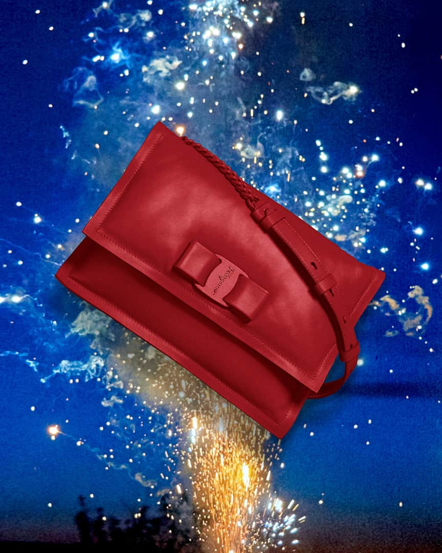 サルヴァトーレ・フェラガモさんのインスタグラム写真 - (サルヴァトーレ・フェラガモInstagram)「A show-stopping new Viva Bow Bag against a fiery sky puts a glamorous spin on the season of festivities. #UnwrappingJoy #FerragamoHoliday」12月28日 7時00分 - ferragamo