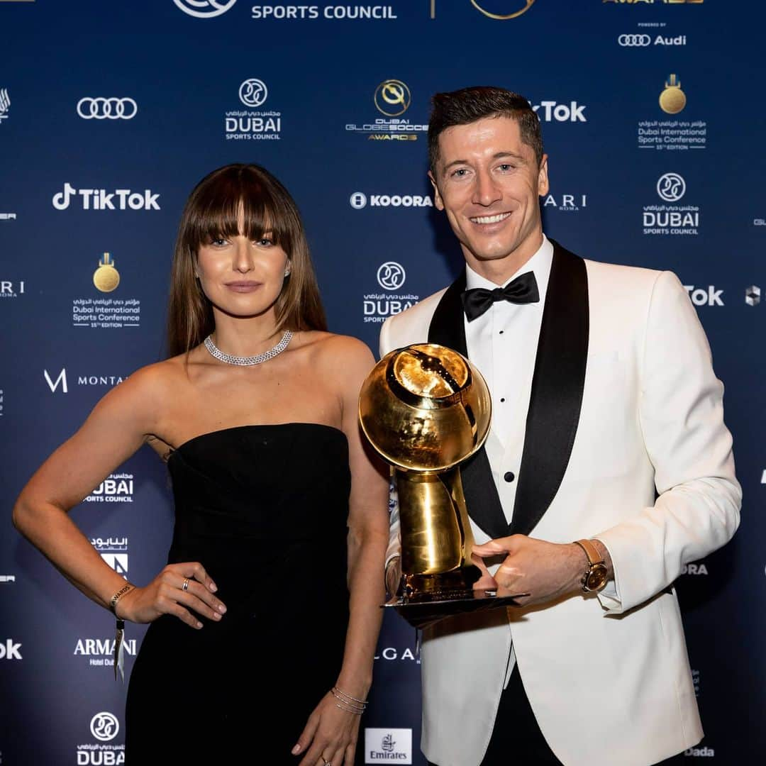 ロベルト・レヴァンドフスキさんのインスタグラム写真 - (ロベルト・レヴァンドフスキInstagram)「With my greatest supporter❤️ @annalewandowskahpba @globesoccer #Dubai」12月28日 7時01分 - _rl9