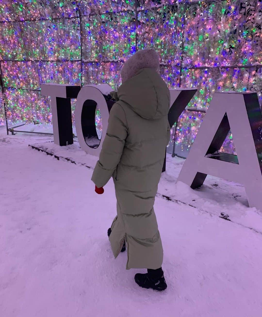 早坂香須子さんのインスタグラム写真 - (早坂香須子Instagram)「冷えとりをして驚いたのは、人生ではじめて雪を好きになったことです。  雪国に生まれ、雪が嫌で東京にきたようなものなので、この変化に驚きました。  雪が嬉しいなんて！❄️  @mylan_official のエコダウンのおかげもあるね🤍　#冷えとり#mylan #雪#イルミネーション#エコダウン#パウダースノウを走り回れるのは#ゆきんこの証#シューズは2年前アイスランド用に　@phaeton_smart_clothes で購入した　@inov8japan #雪でも走り回れる」12月28日 7時02分 - kazukovalentine