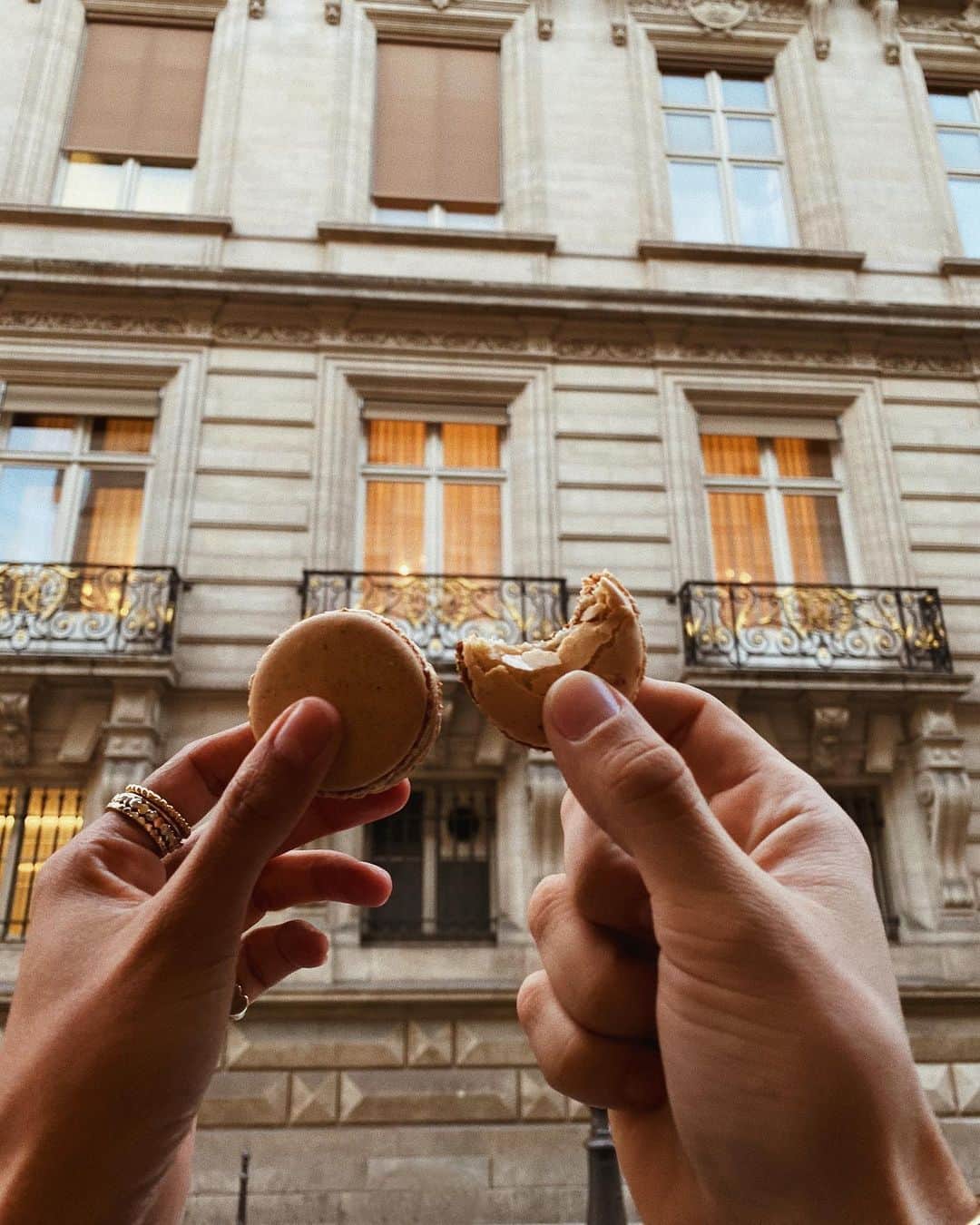 ジュリー・サリニャーナのインスタグラム：「Love is... when he loves macarons just as much as you do & vanilla ones too! ❤️ @kevinberruuu」