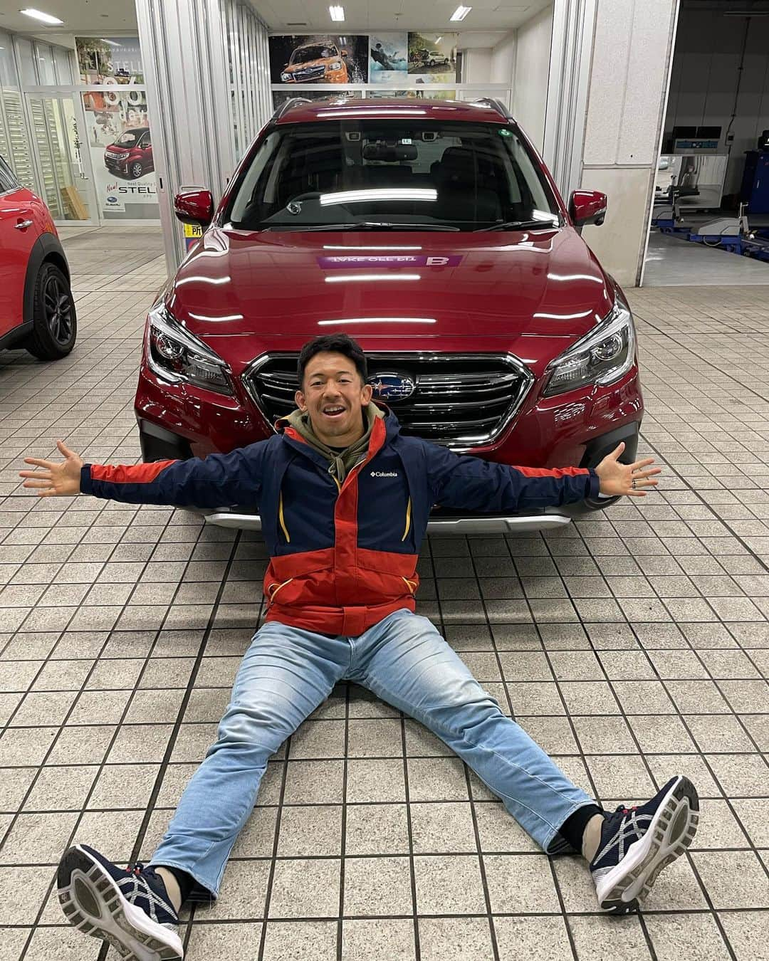 村田毅のインスタグラム：「新たな仲間、スバルのレガシィアウトバックです🚘 . 物心ついた時に実家で乗ってたレガシィのこの色、いつか乗りたいと思ってたのでそれが叶いました🎵 . 息子も物心つく頃に乗ってることになるんだろうな😋 . これから長く安全に、我が家をたくさんの所へ連れて行ってね🙏 . #SUBARU #LEGACY #OUTBACK #まさかの #つ」