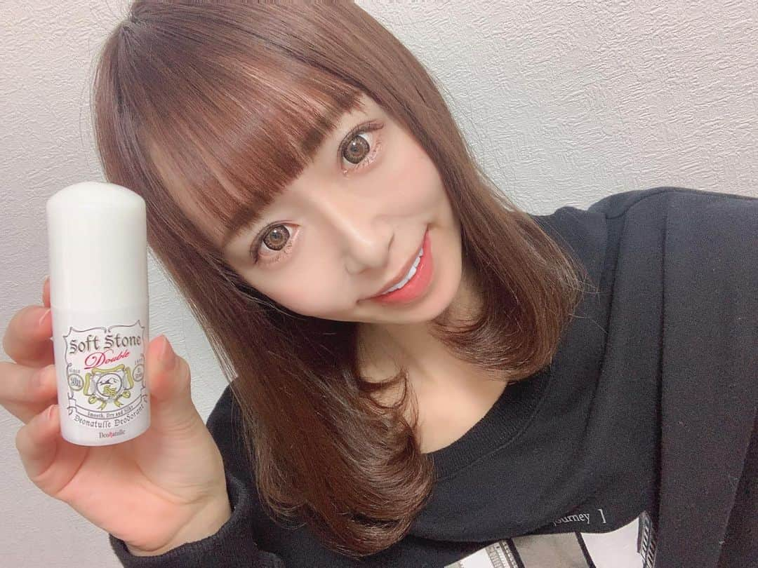 華月咲（さーちゃん）のインスタグラム：「1228 おはさーちゃん\( ･ᴗ･ ) 冬は寒いから汗かかない！と思ったら 大間違いなんだな〜🥺厚着してる中で 室内が暑いからむしろ夏より気になる…！ ってなわけで、365日愛用してます！これ✌️ ＊ 直接塗るタイプなんだけど一切ベタつかず 朝塗れば夜まで効果続くの！すごくない？💓 無香料だから香水とか汗と混ざった変な匂いも しないし、ひたすらヘビロテしておる(｡☌ᴗ☌｡) 見た目はもちろん、匂いケアも大切だよね✨ ＊ さて、今年もあと少し。今日もがんばろ〜🥰🌈 ・ ・ #fashion #ootd #makeup #kawaii #instafashion #outfit #me #follow #followme #instagood #華月咲 #さーちゃん #美容女子 #自撮り女子 #撮影モデル #被写体モデル  #イベントコンパニオン #フォロワー募集中 #インフルエンサー #お洒落さんと繋がりたい #写真好きな人と繋がりたい #デオナチュレ #deonatulle #ソフトストーンW #制汗剤 #制汗デオドラント #monipla #cbic_fan」