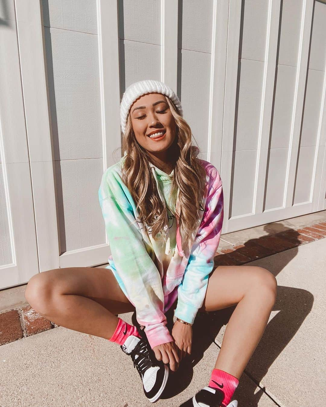 Lauren Riihimakiさんのインスタグラム写真 - (Lauren RiihimakiInstagram)「u fck with free tie dye?!??!? last few days of the holiday promo to get a ✨FREE✨ tie dye kit with every Art Club hoodie or sweatpant purchase 🌈❤️✨ a thank you for making this year  brighter, despite some crazy 2020 shit. Link in bio to shop ✨」12月28日 7時14分 - laurdiy