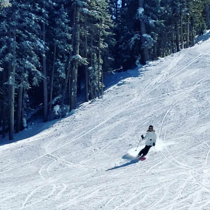 のインスタグラム：「Not my best ⛷ but nice to be back at it #trying #musclememory 🎿🙏🏻❤️ for so many of you asking my jacket is @moncler XoRZ」