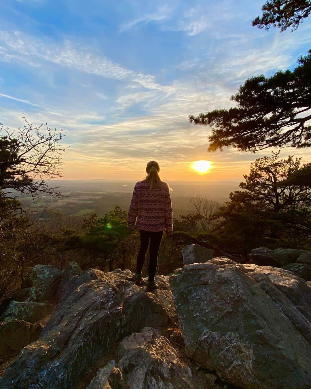 レイチェル・パーソンズさんのインスタグラム写真 - (レイチェル・パーソンズInstagram)「Some days you just need to drink some hot chocolate on top of a small mountain and watch the sunset ☺️」12月28日 7時21分 - raemarie.parsons