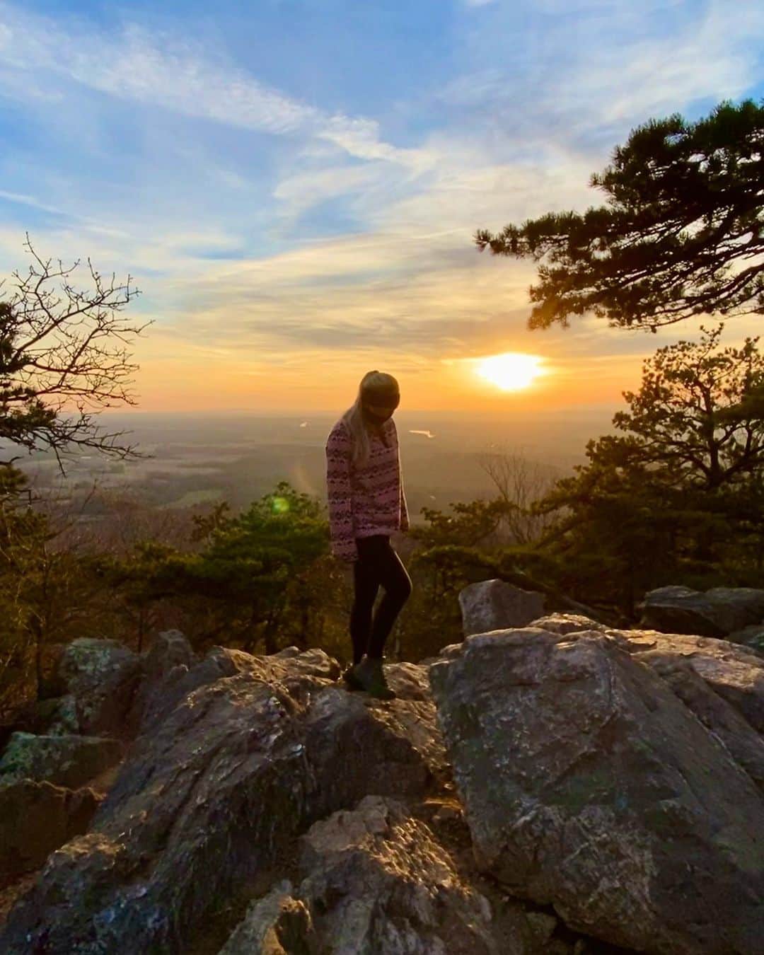 レイチェル・パーソンズのインスタグラム：「Some days you just need to drink some hot chocolate on top of a small mountain and watch the sunset ☺️」